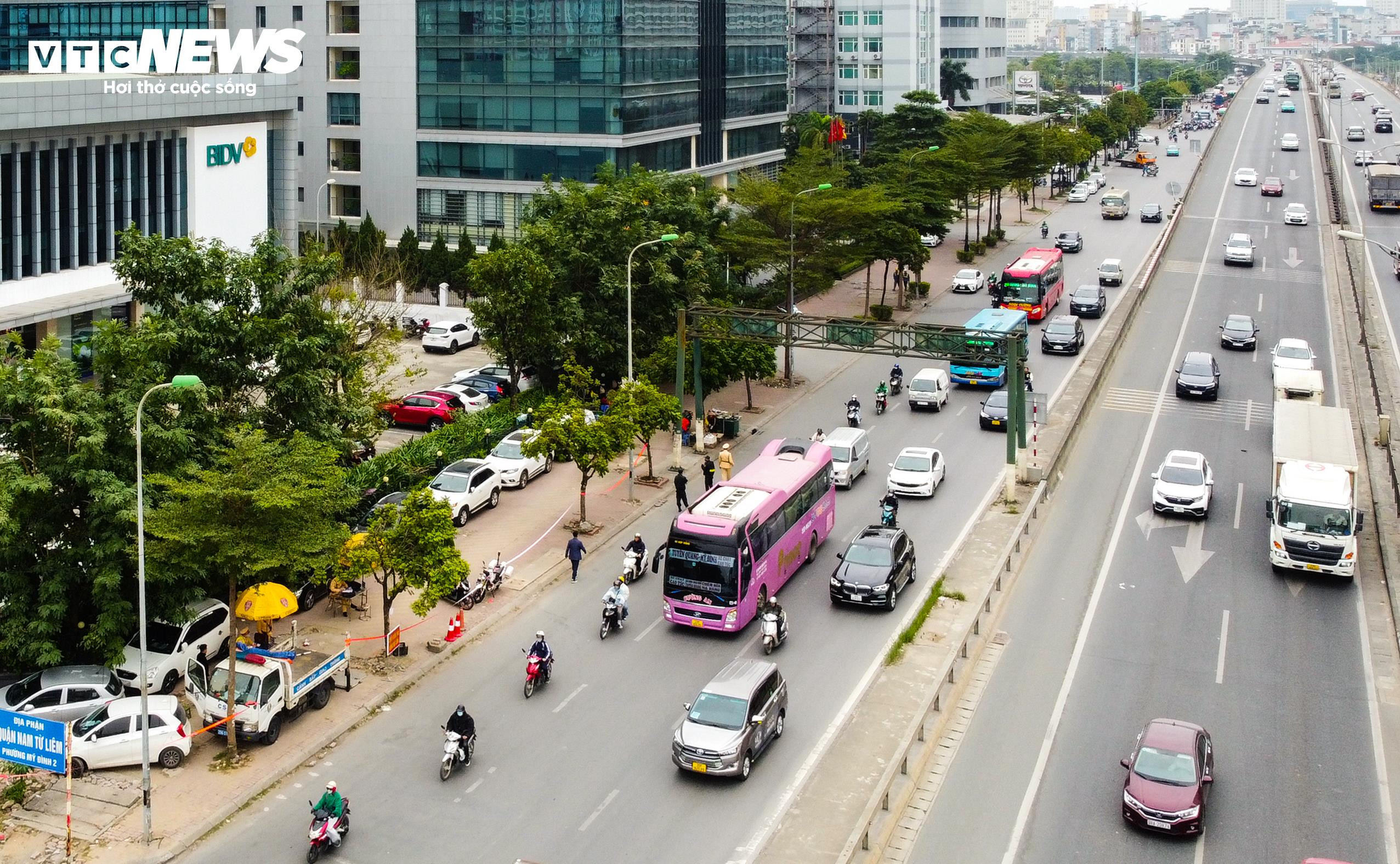 Xe khách vô tư tạt đầu, chạy kiểu 'rùa bò' bắt khách trên phố Hà Nội - 13
