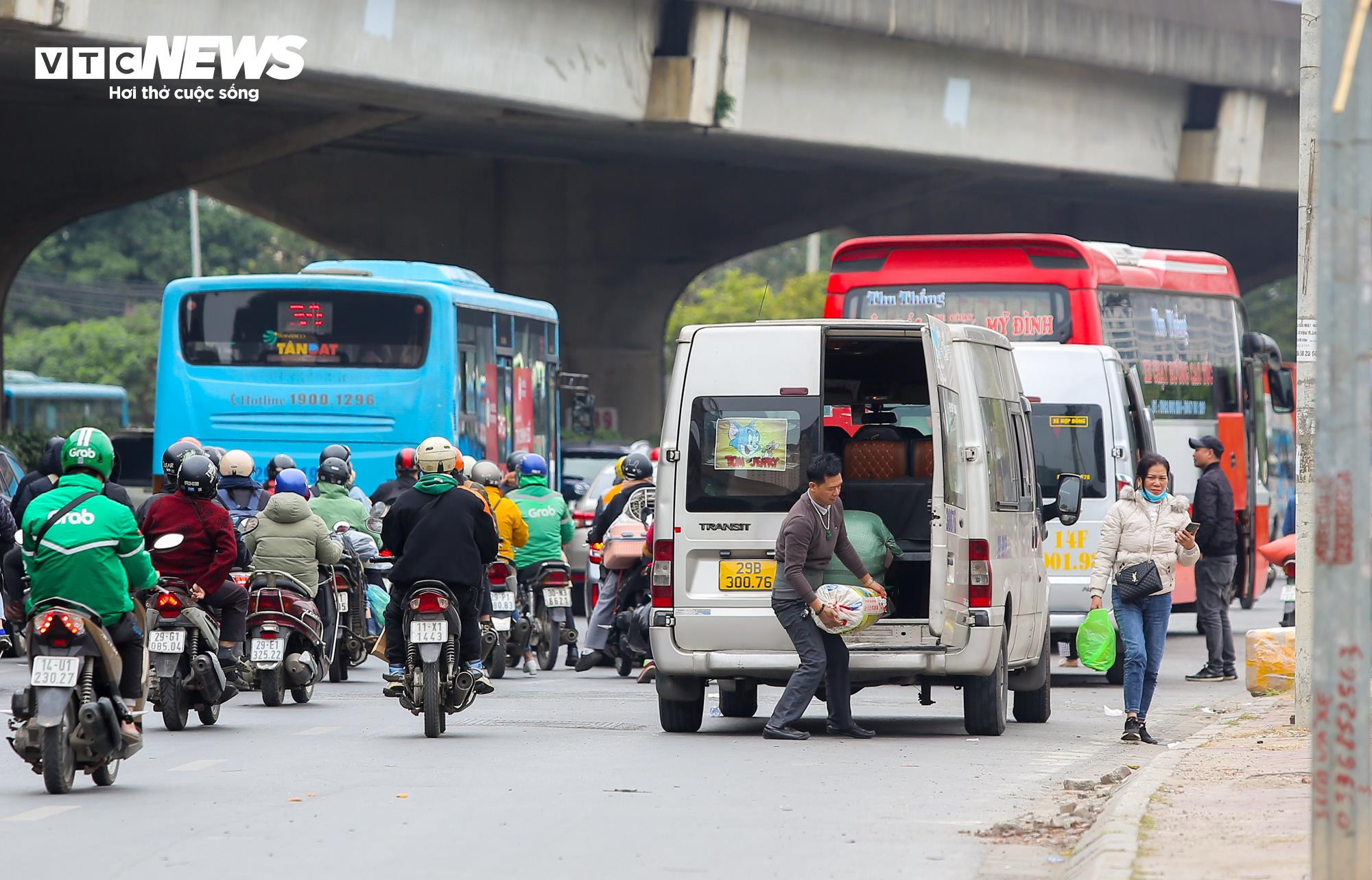 Xe khách vô tư tạt đầu, chạy kiểu 'rùa bò' bắt khách trên phố Hà Nội - 12