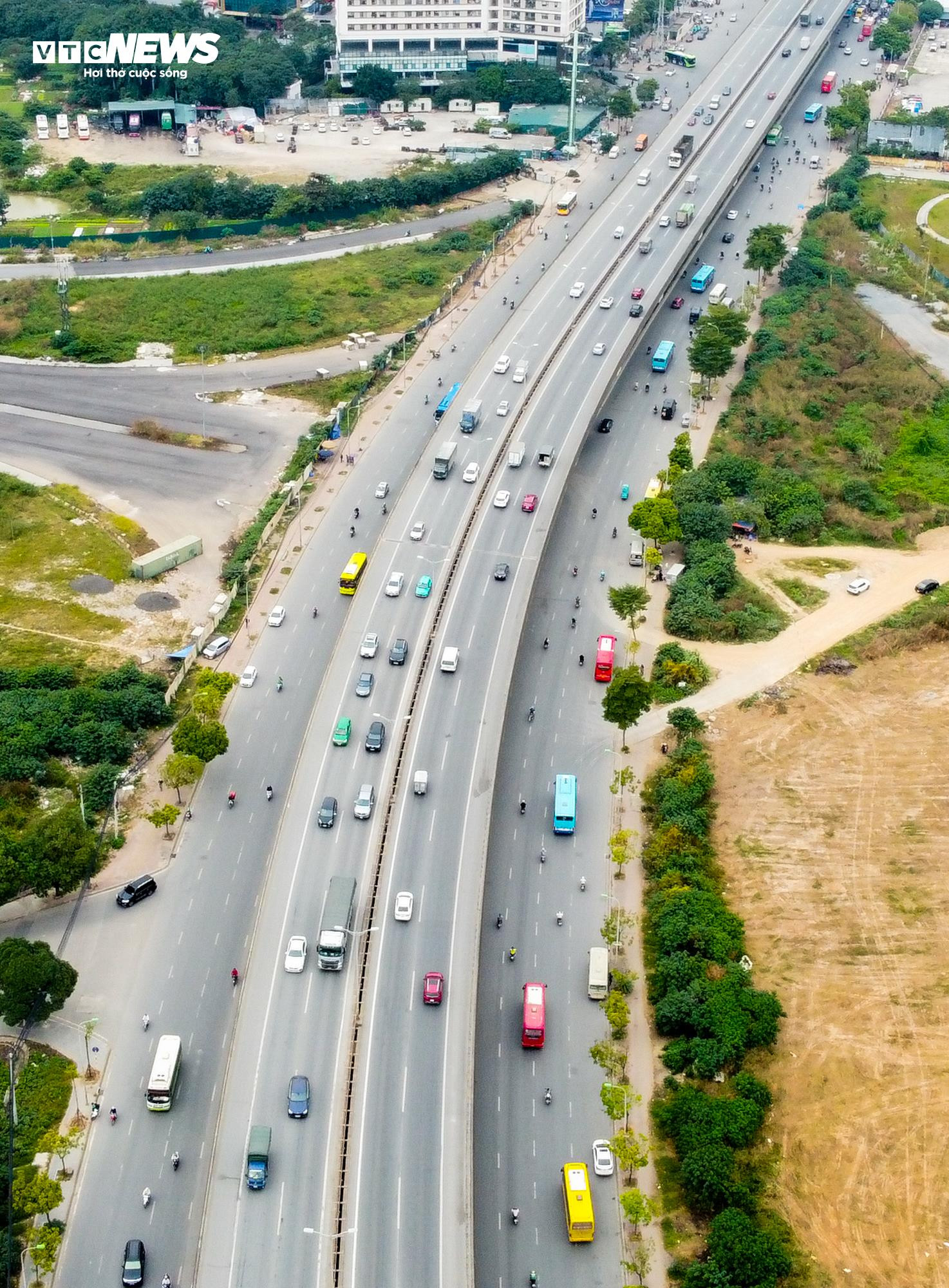 Xe khách vô tư tạt đầu, chạy kiểu 'rùa bò' bắt khách trên phố Hà Nội - 2