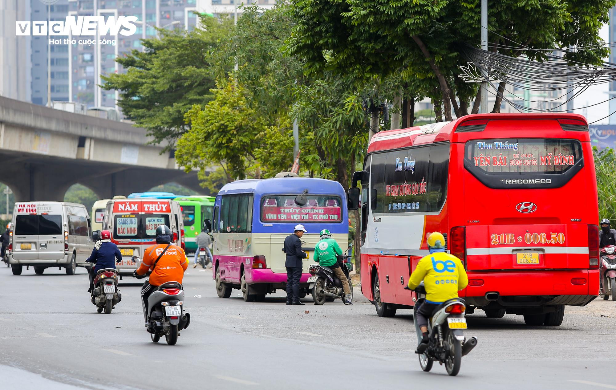 Xe khách vô tư tạt đầu, chạy kiểu 'rùa bò' bắt khách trên phố Hà Nội - 5