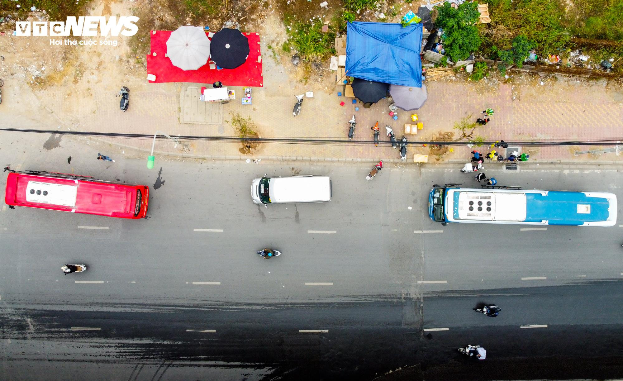 Xe khách vô tư tạt đầu, chạy kiểu 'rùa bò' bắt khách trên phố Hà Nội - 4