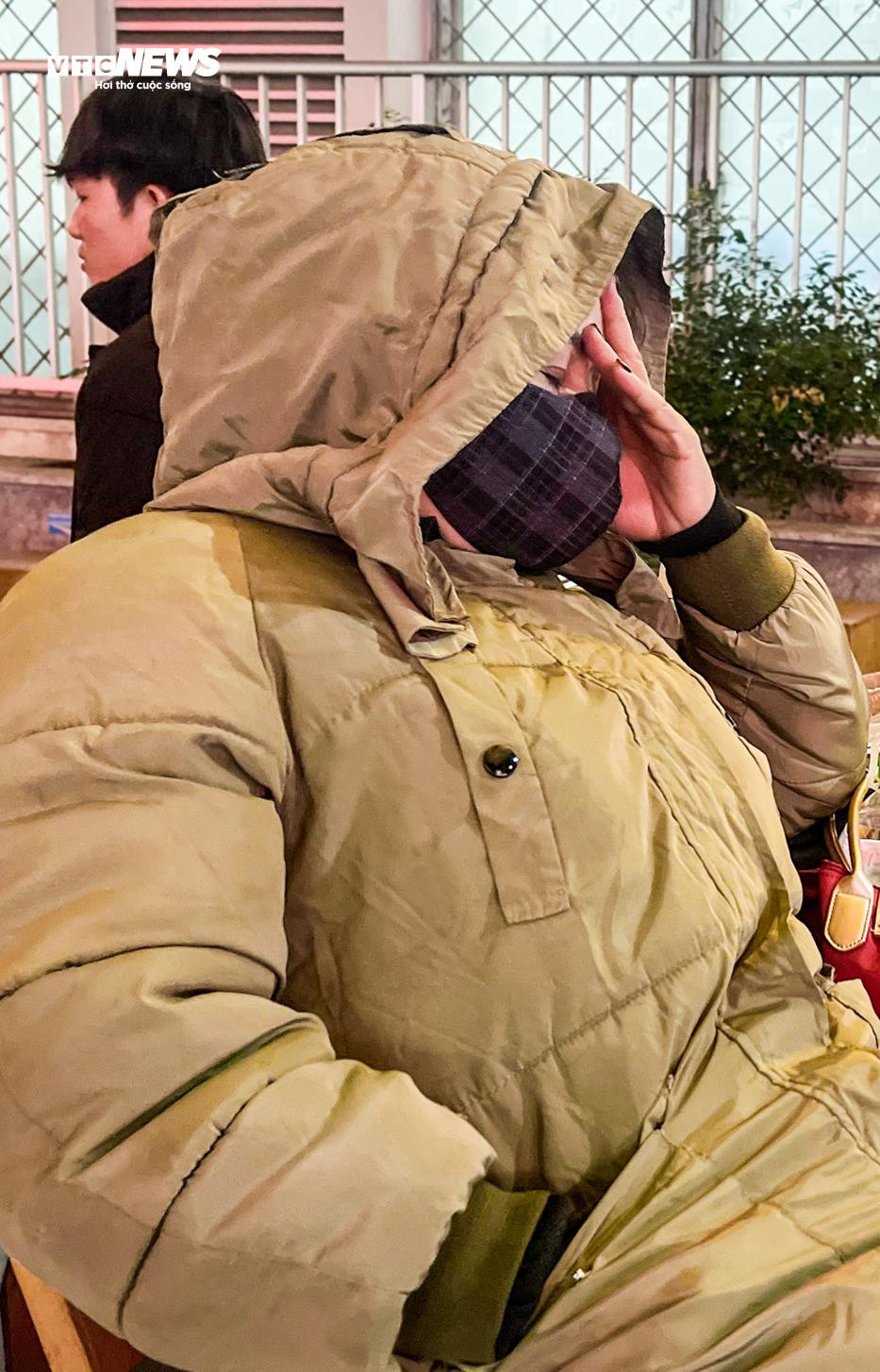 Người nhà bệnh nhân trùm kín áo mưa chống cái rét cắt da cắt thịt - 13
