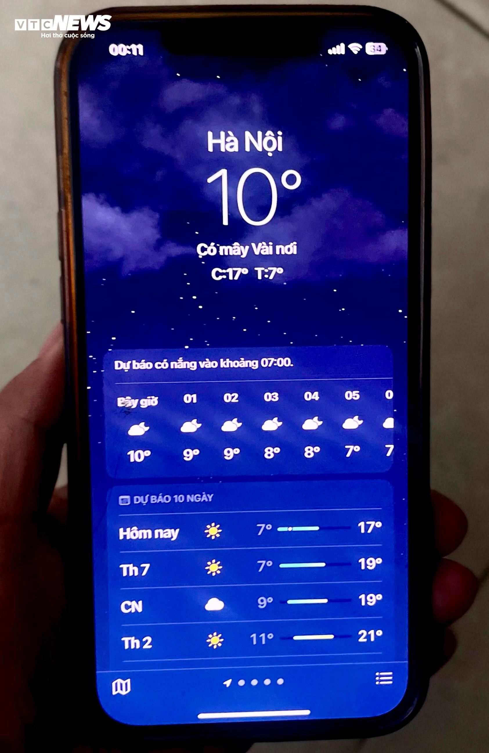 Người nhà bệnh nhân trùm kín áo mưa chống cái rét cắt da cắt thịt - 14