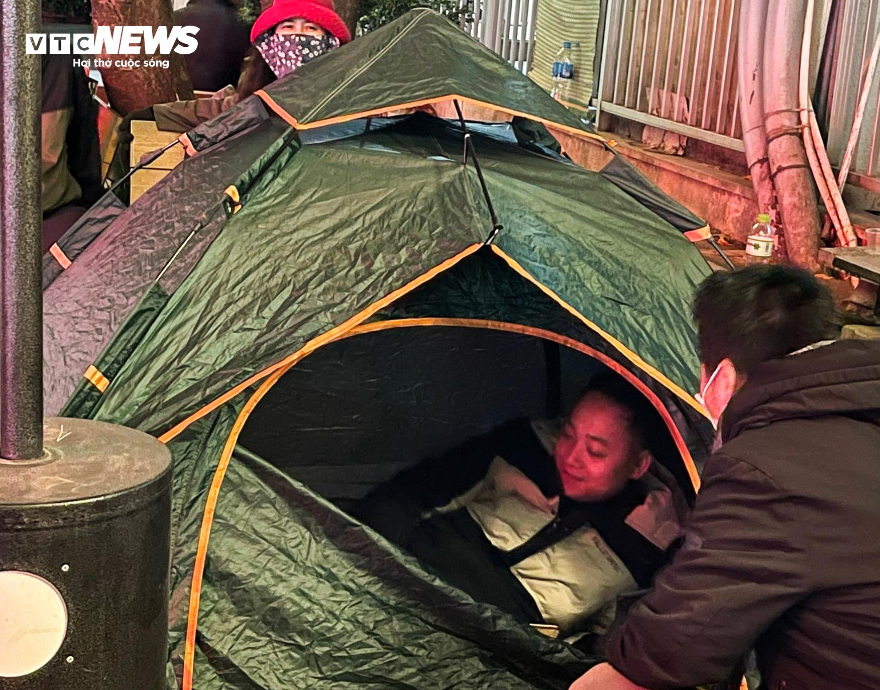 Người nhà bệnh nhân trùm kín áo mưa chống cái rét cắt da cắt thịt - 7