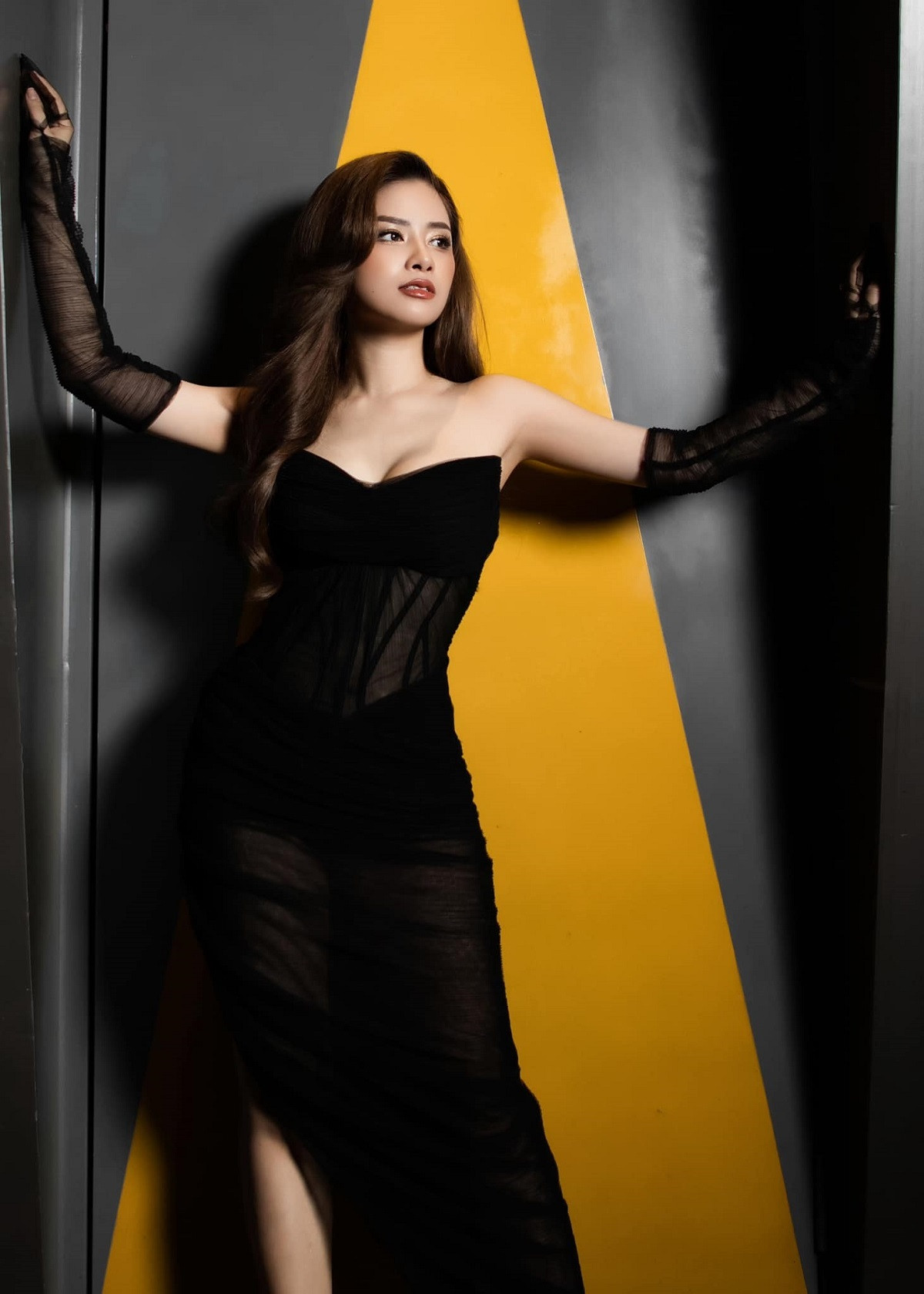 Sao Việt 23/12: H'Hen Niê bị trật bánh chè, MC Mai Ngọc khoe dáng trên sân golf - 4