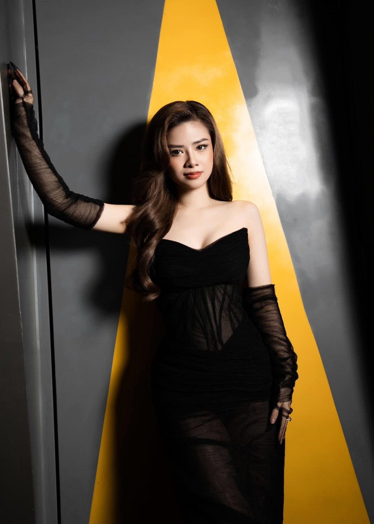 Sao Việt 23/12: H'Hen Niê bị trật bánh chè, MC Mai Ngọc khoe dáng trên sân golf - 5