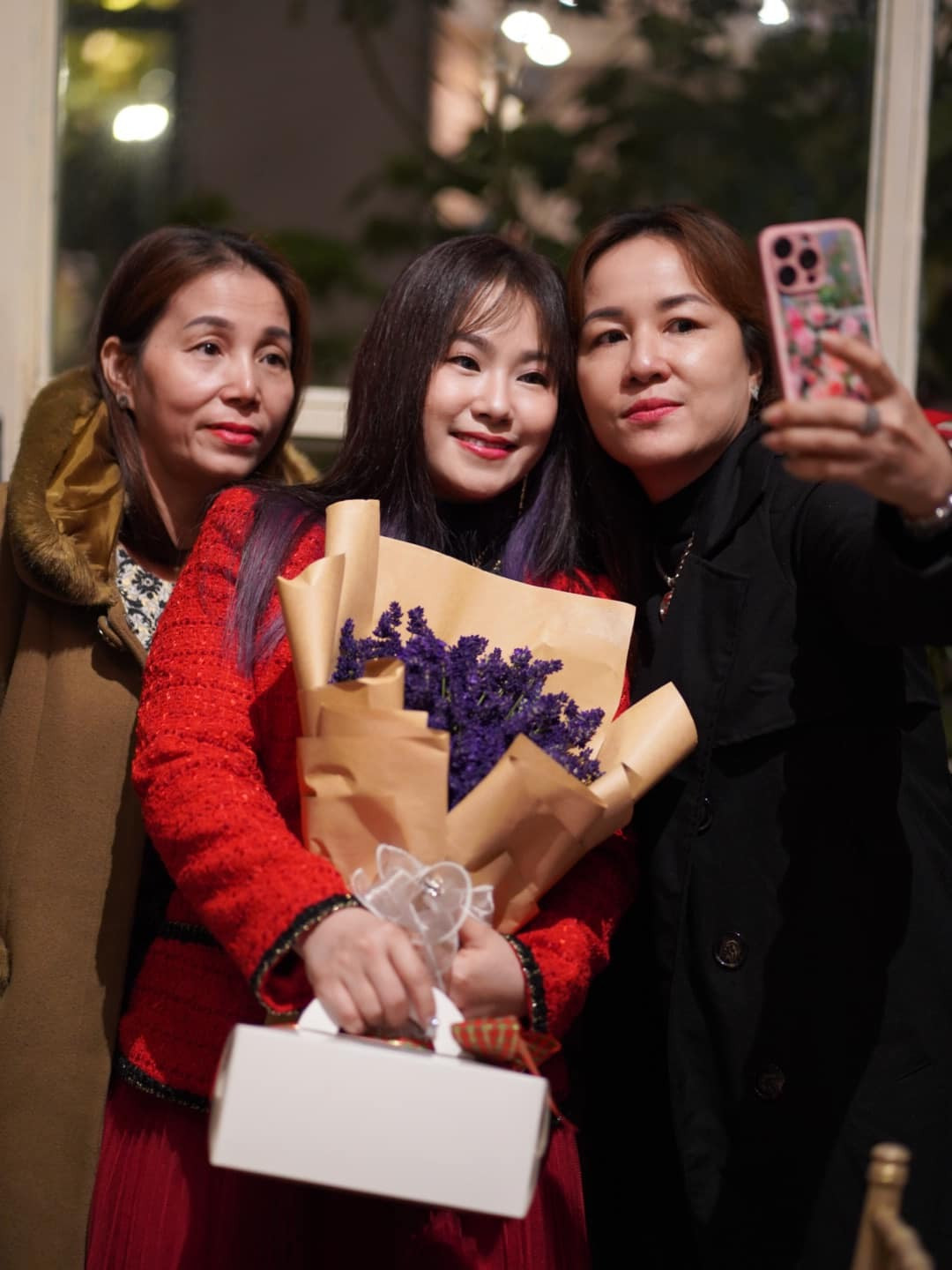 Sao Việt 23/12: H'Hen Niê bị trật bánh chè, MC Mai Ngọc khoe dáng trên sân golf - 12