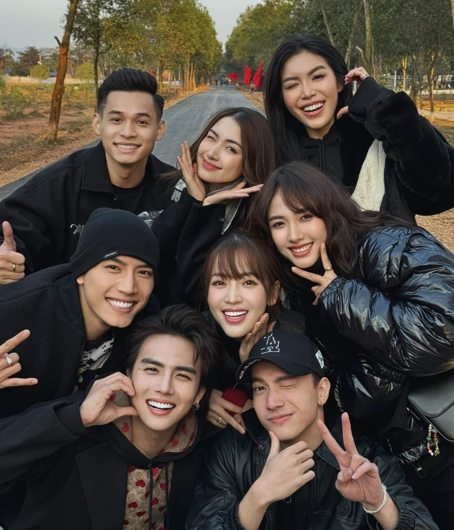 Sao Việt 23/12: H'Hen Niê bị trật bánh chè, MC Mai Ngọc khoe dáng trên sân golf - 8