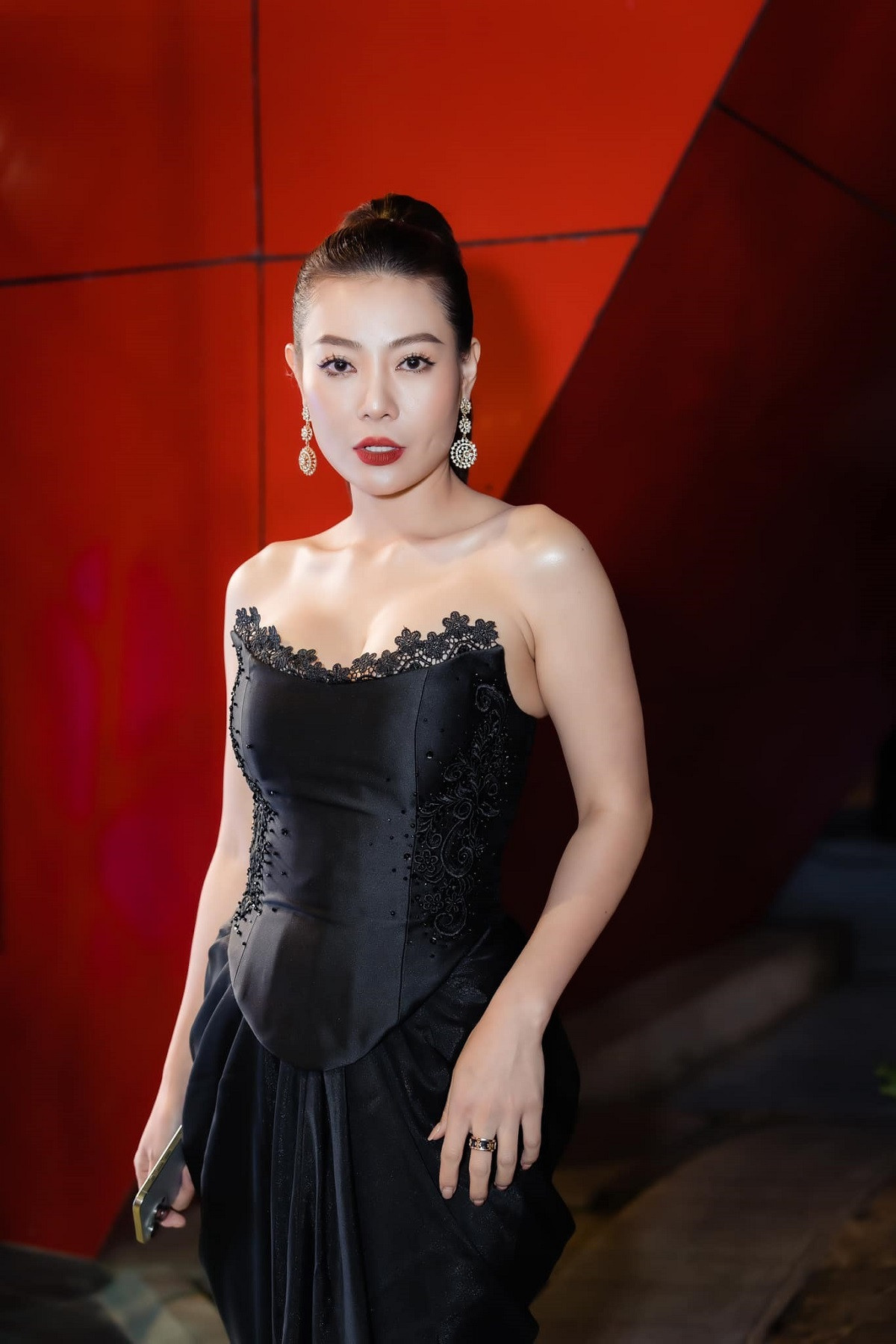 Sao Việt 23/12: H'Hen Niê bị trật bánh chè, MC Mai Ngọc khoe dáng trên sân golf - 6