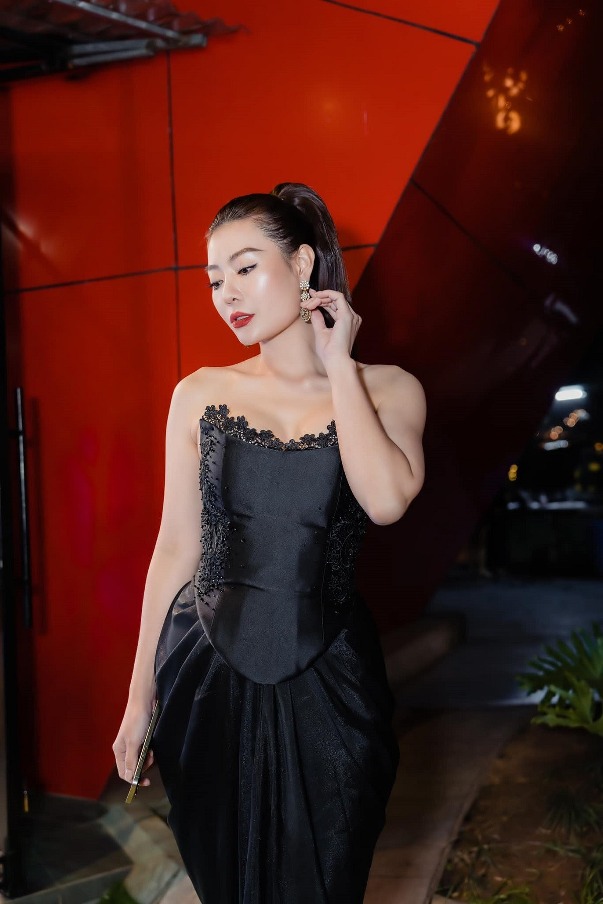 Sao Việt 23/12: H'Hen Niê bị trật bánh chè, MC Mai Ngọc khoe dáng trên sân golf - 7