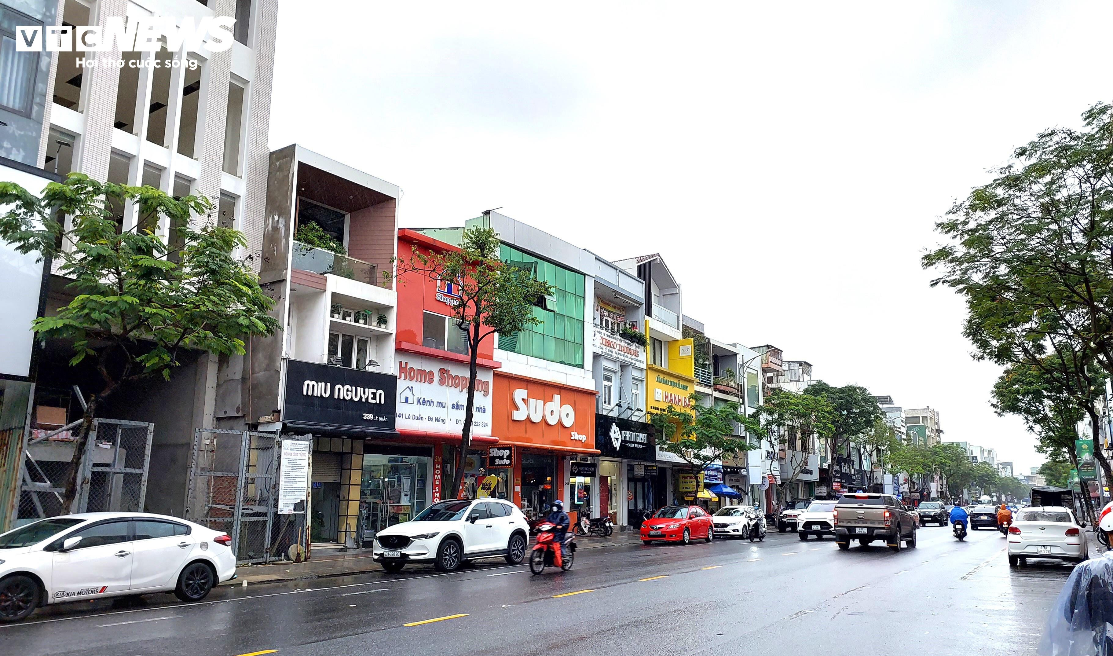 Cuối năm, phố thời trang Đà Nẵng vắng lặng, nhan nhản bảng 'cho thuê mặt bằng' - 1