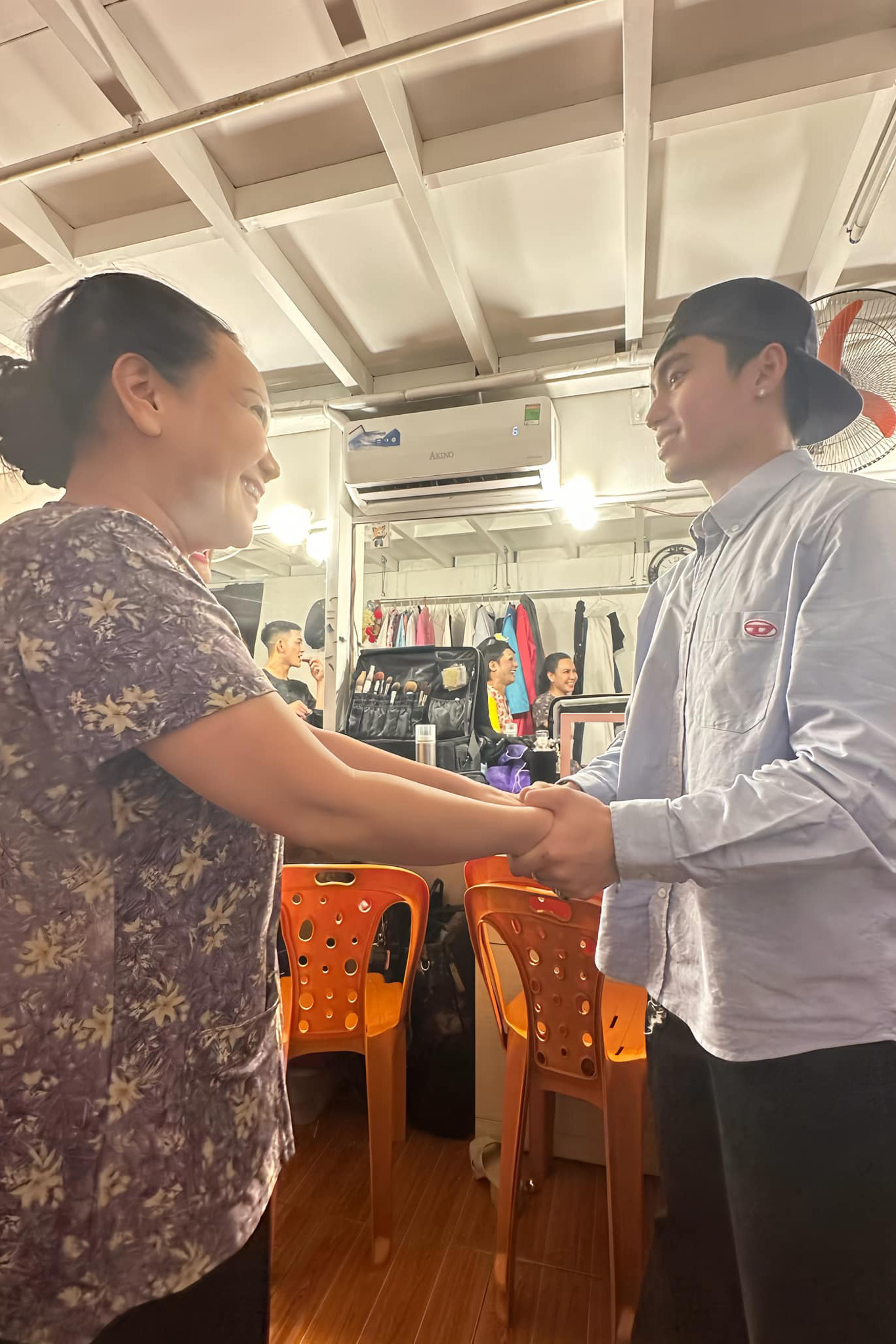 Sao Việt 25/12: Hồng Vân nhí nhảnh bên chồng, Việt Hương khen Mono hết lời - 4