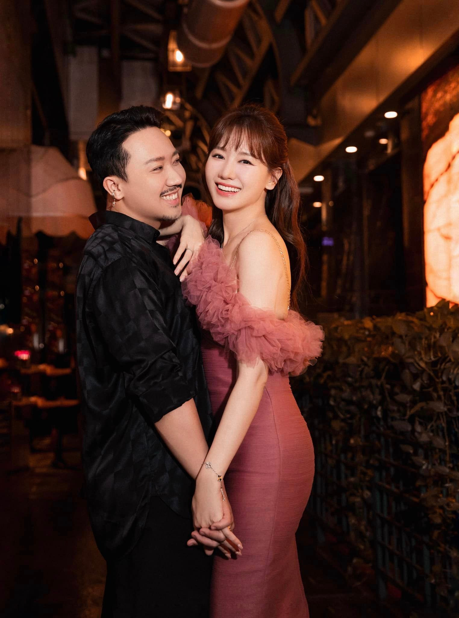 Sao Việt 25/12: Hồng Vân nhí nhảnh bên chồng, Việt Hương khen Mono hết lời - 9