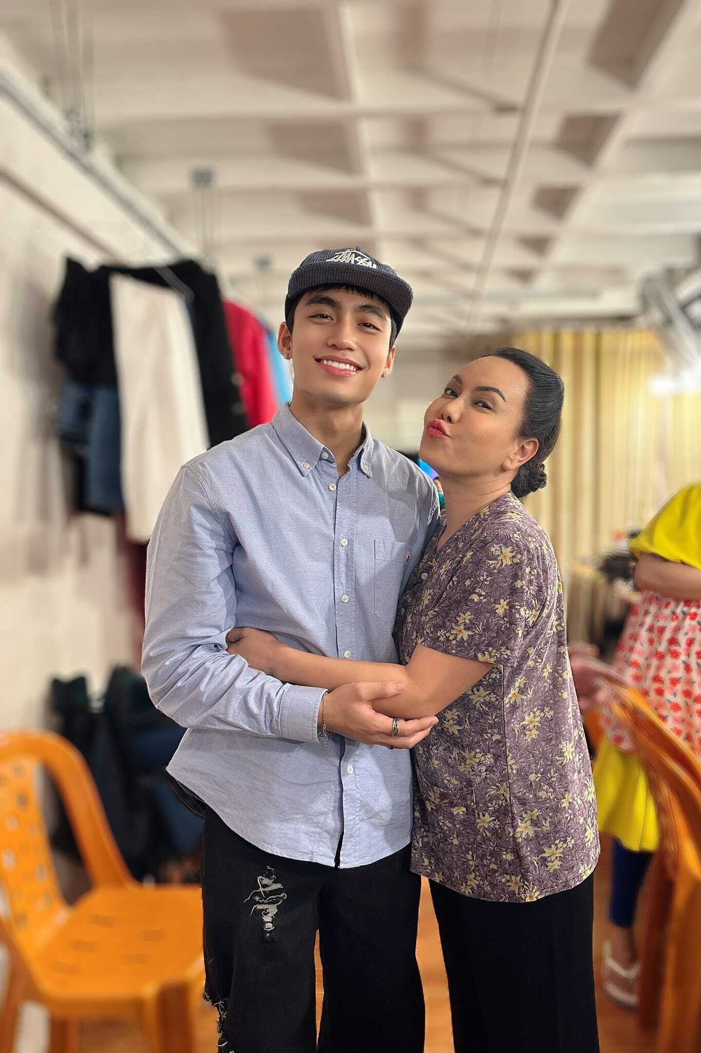 Sao Việt 25/12: Hồng Vân nhí nhảnh bên chồng, Việt Hương khen Mono hết lời - 3