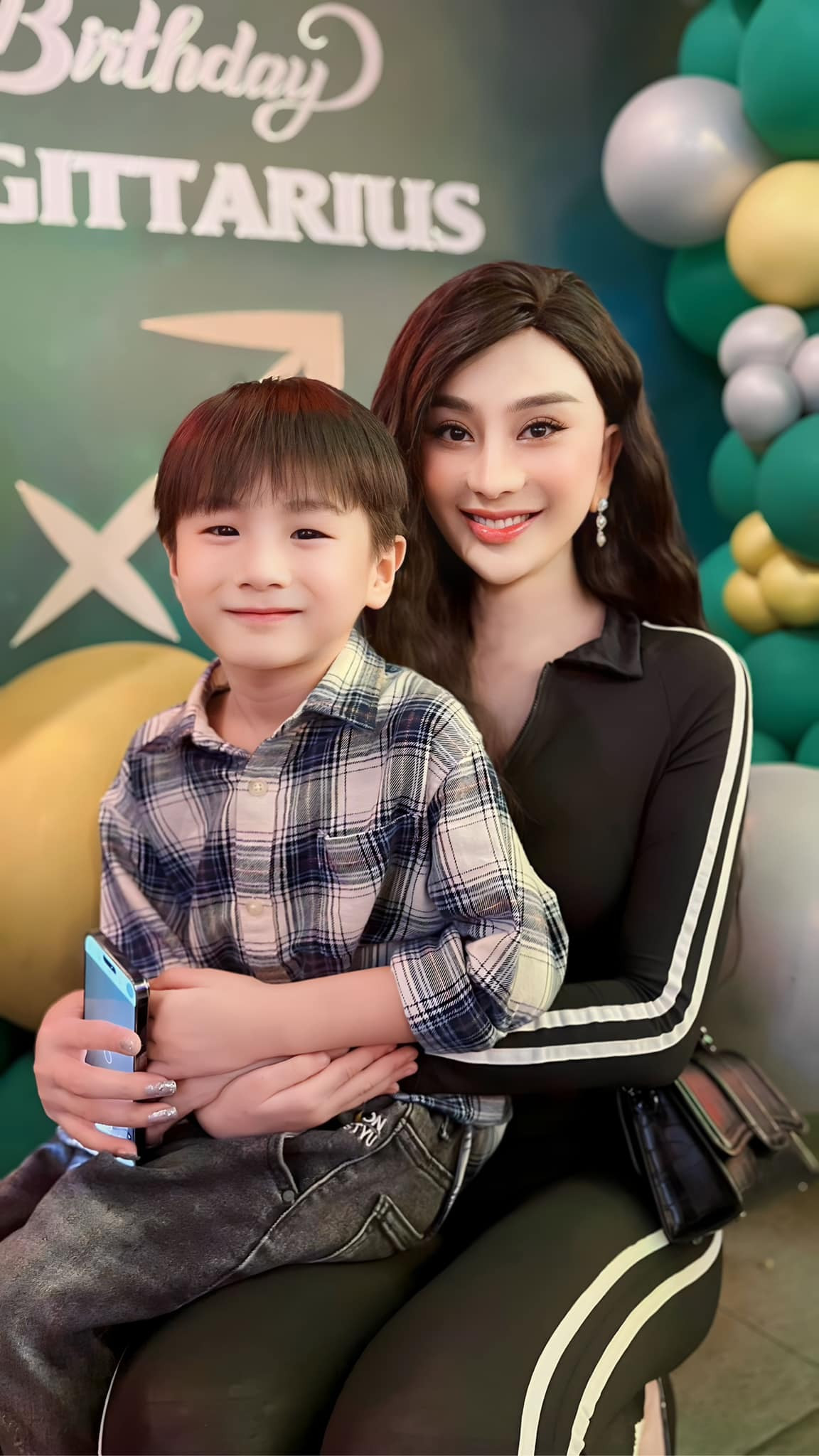 Sao Việt 25/12: Hồng Vân nhí nhảnh bên chồng, Việt Hương khen Mono hết lời - 12