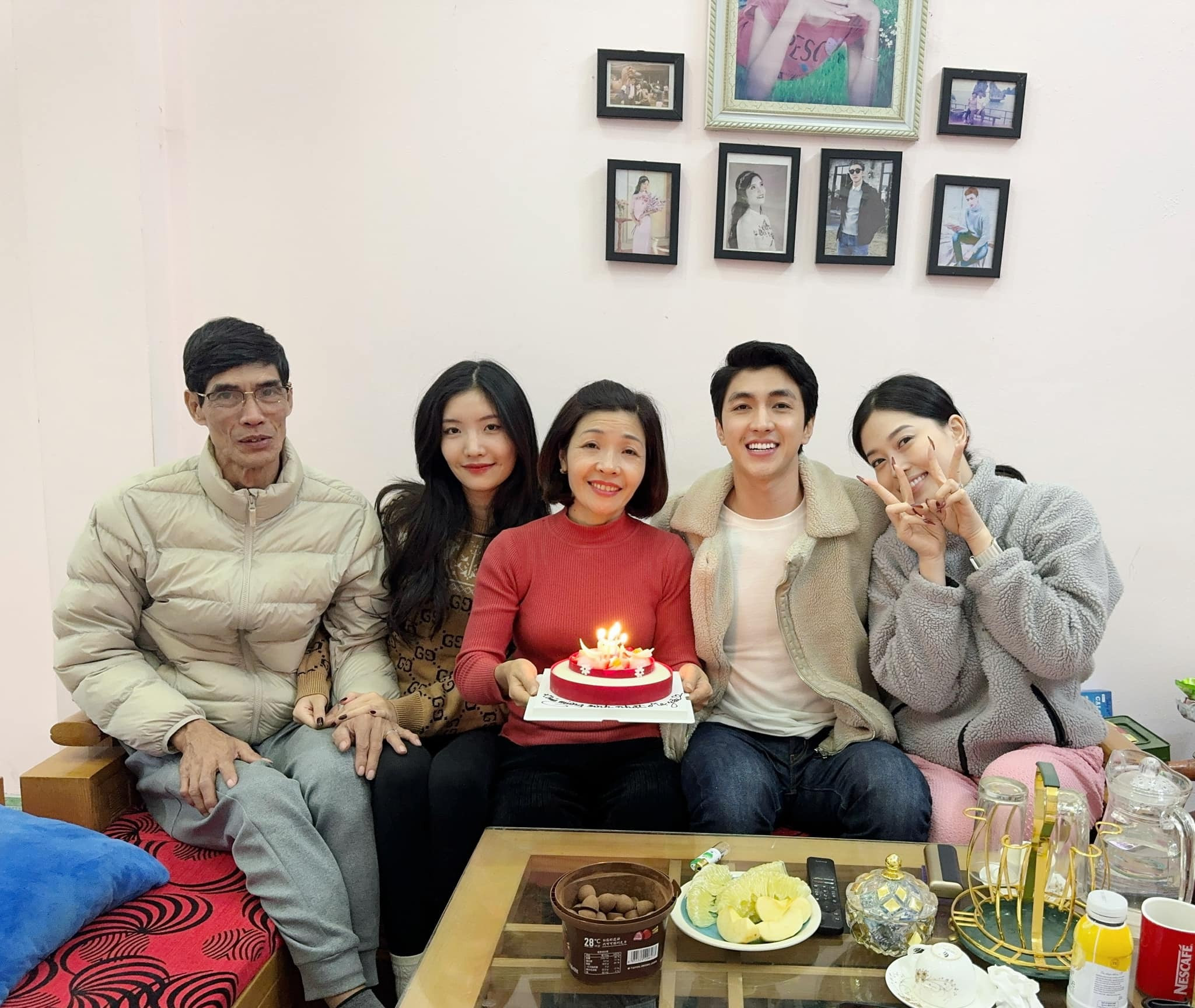 Sao Việt 25/12: Hồng Vân nhí nhảnh bên chồng, Việt Hương khen Mono hết lời - 5