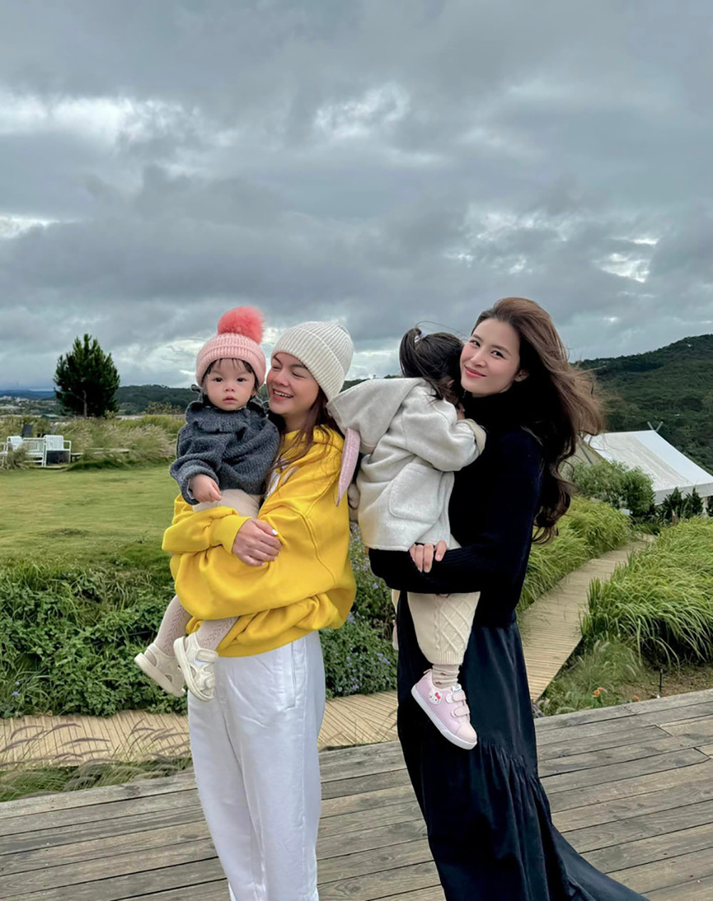 Sao Việt 25/12: Hồng Vân nhí nhảnh bên chồng, Việt Hương khen Mono hết lời - 7