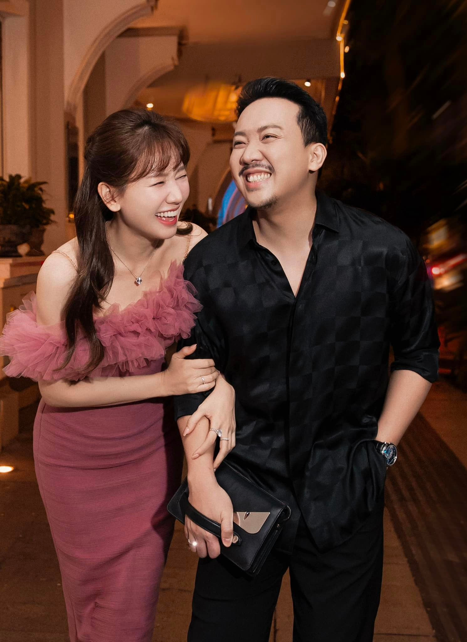 Sao Việt 25/12: Hồng Vân nhí nhảnh bên chồng, Việt Hương khen Mono hết lời - 8