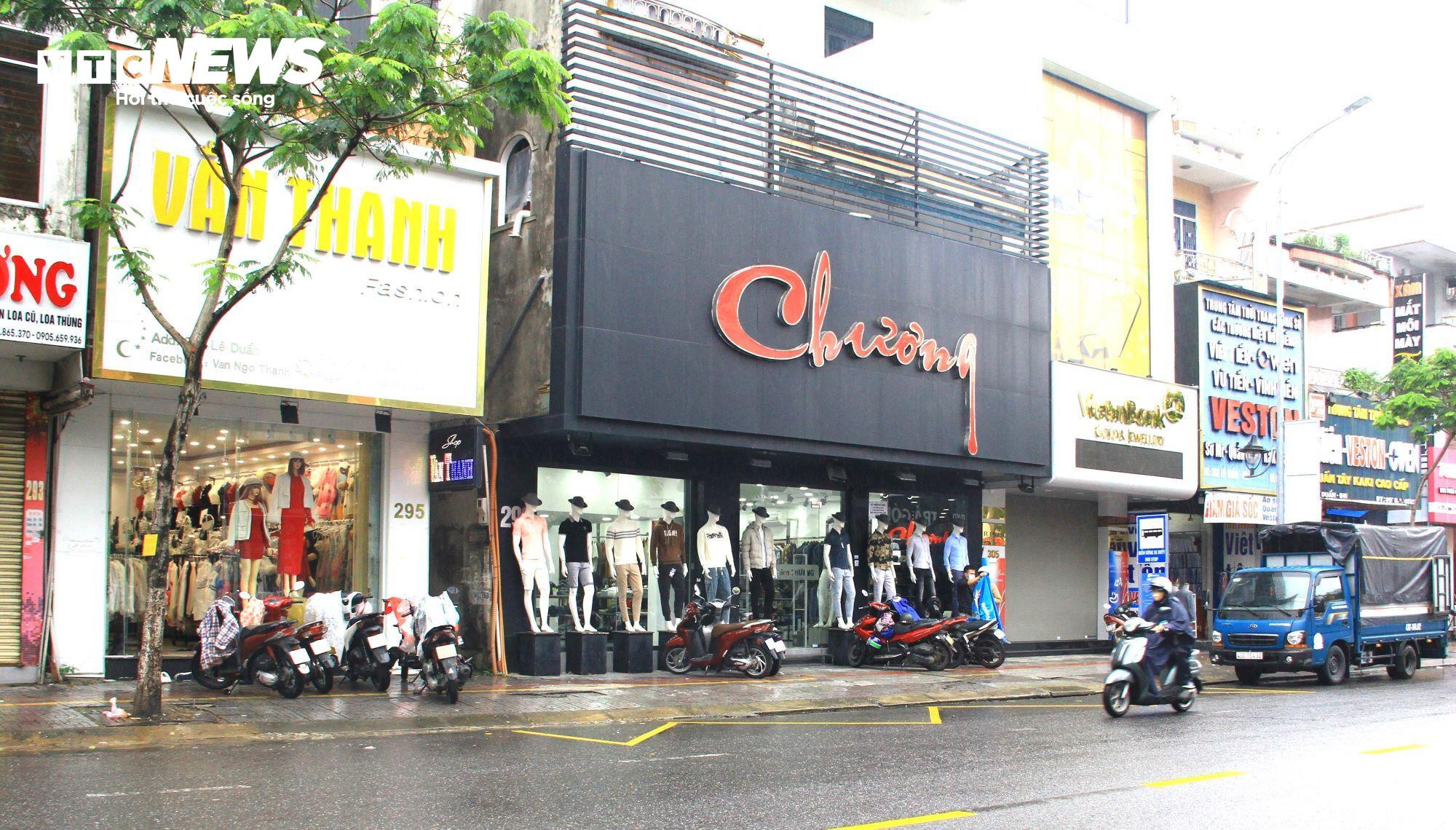 Cuối năm, phố thời trang Đà Nẵng vắng lặng, nhan nhản bảng 'cho thuê mặt bằng' - 3