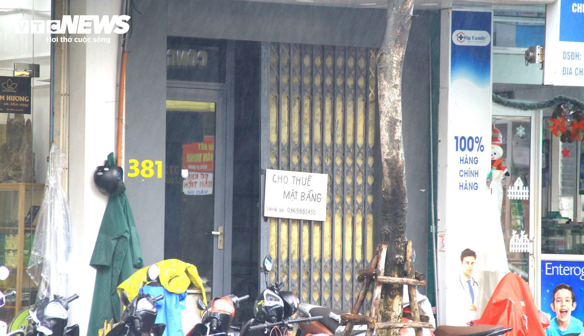 Cuối năm, phố thời trang Đà Nẵng vắng lặng, nhan nhản bảng 'cho thuê mặt bằng' - 6