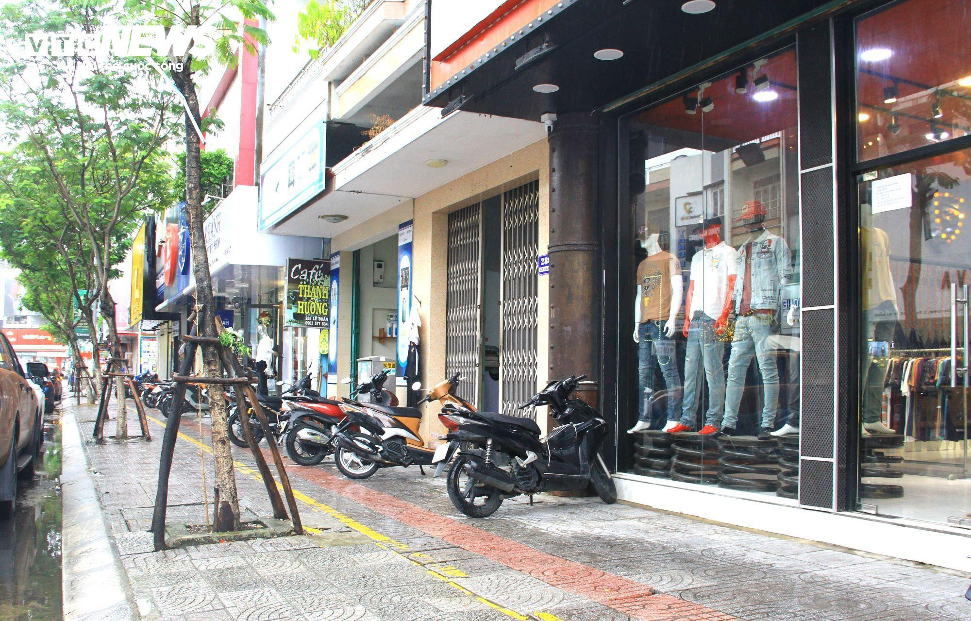 Cuối năm, phố thời trang Đà Nẵng vắng lặng, nhan nhản bảng 'cho thuê mặt bằng' - 7