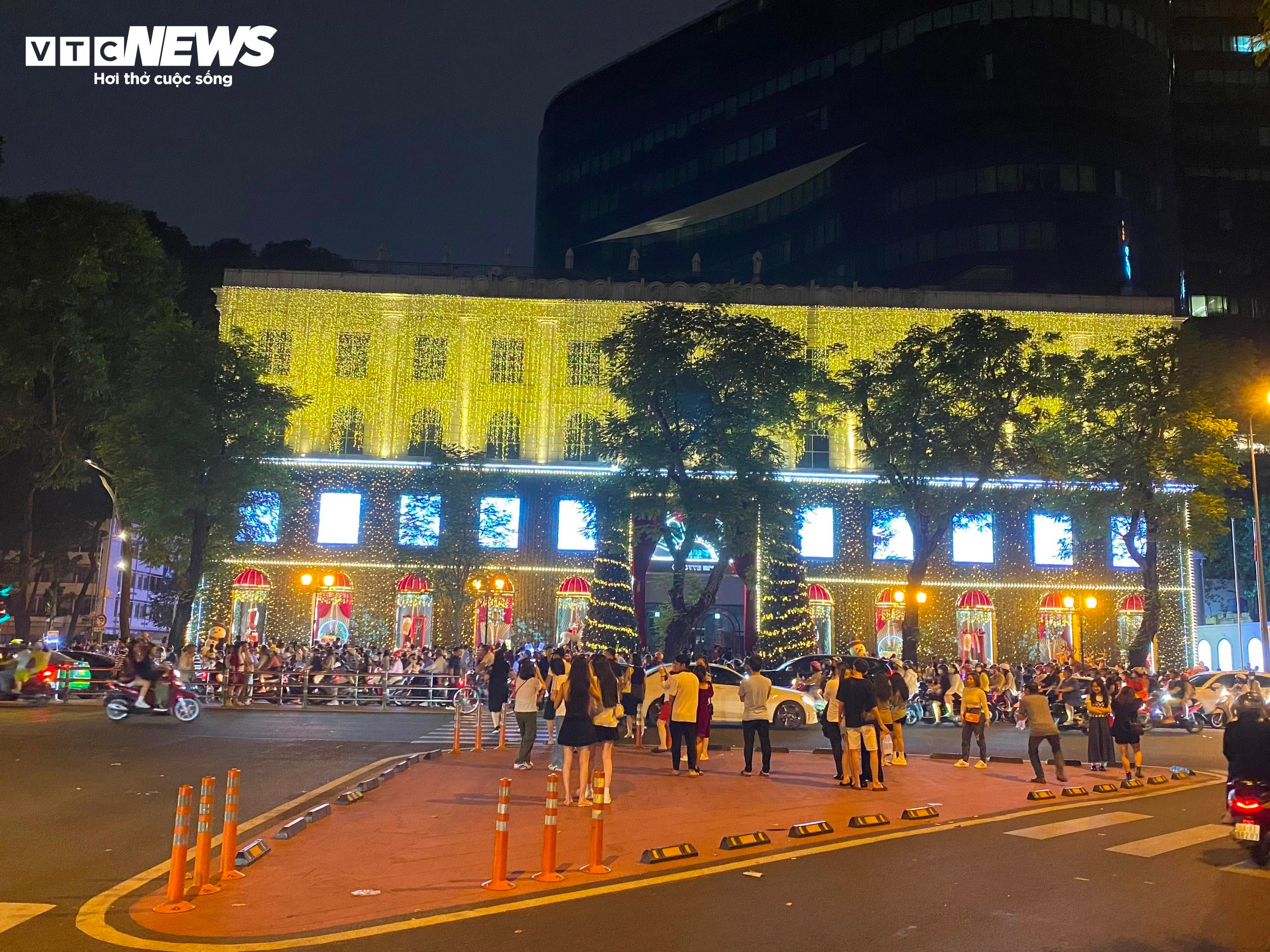 Giáng sinh ở TP.HCM: Giới trẻ rủ nhau 'check-in' Nhà thờ - 3