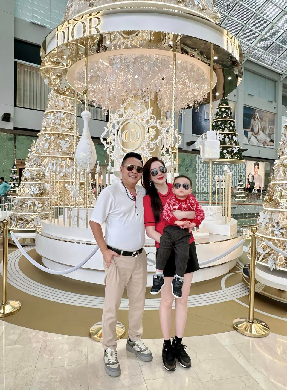 Sao Việt 26/12: Minh Hằng khoe rõ mặt con trai, Chi Pu diện nội y gợi cảm - 10