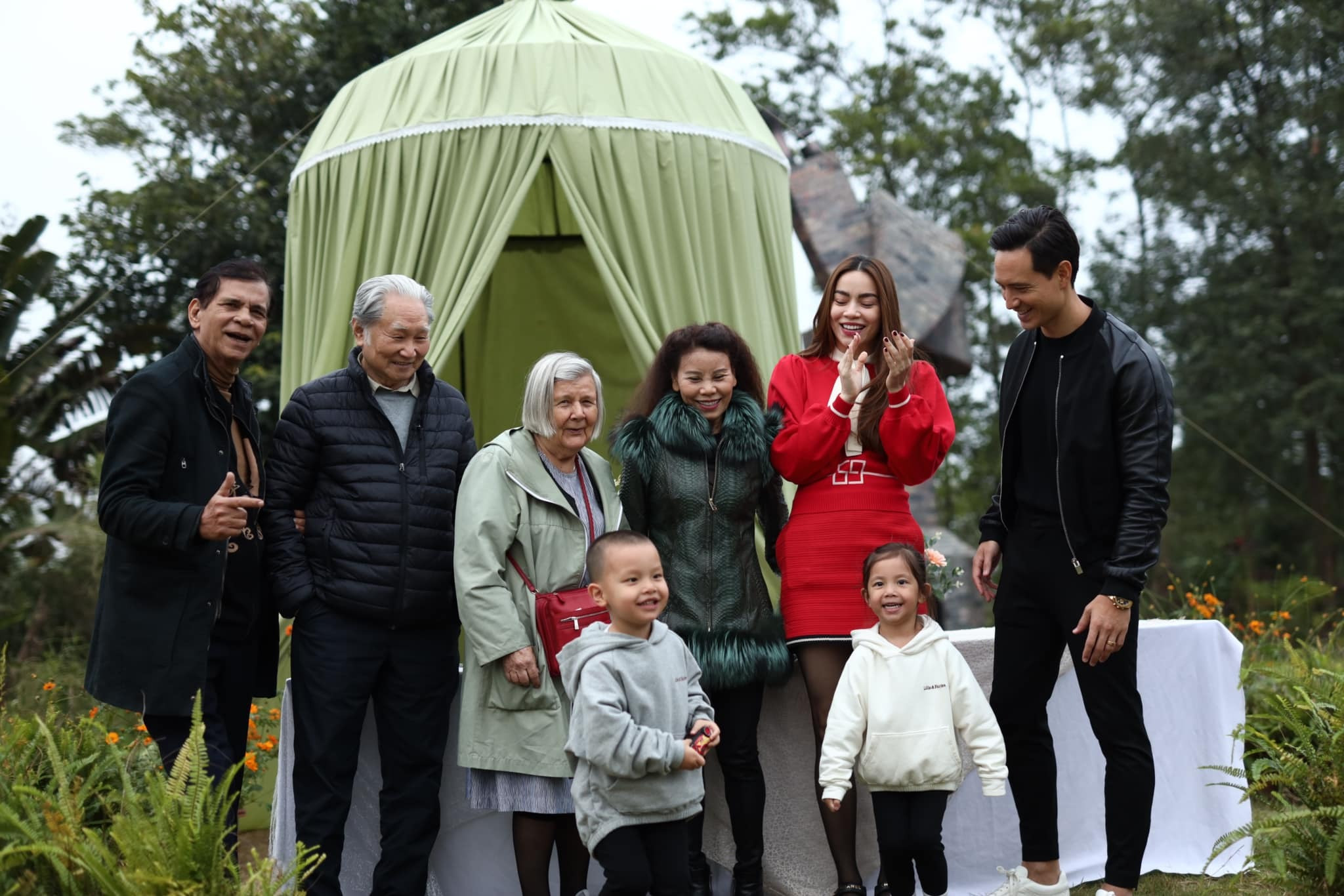 Sao Việt 26/12: Minh Hằng khoe rõ mặt con trai, Chi Pu diện nội y gợi cảm - 7