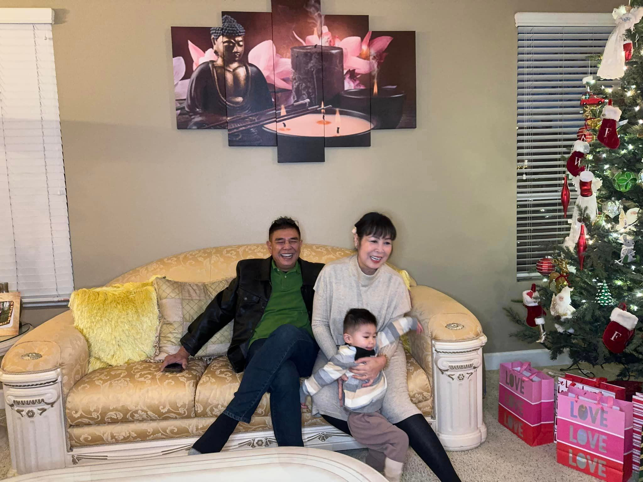 Sao Việt 26/12: Minh Hằng khoe rõ mặt con trai, Chi Pu diện nội y gợi cảm - 4