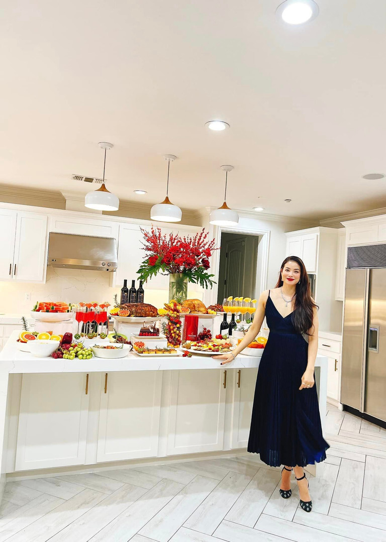 Sao Việt 26/12: Minh Hằng khoe rõ mặt con trai, Chi Pu diện nội y gợi cảm - 12