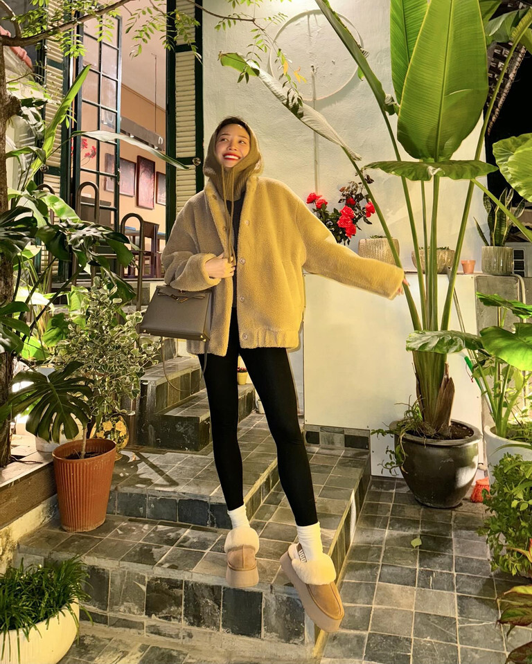 Sao Việt 26/12: Minh Hằng khoe rõ mặt con trai, Chi Pu diện nội y gợi cảm - 8