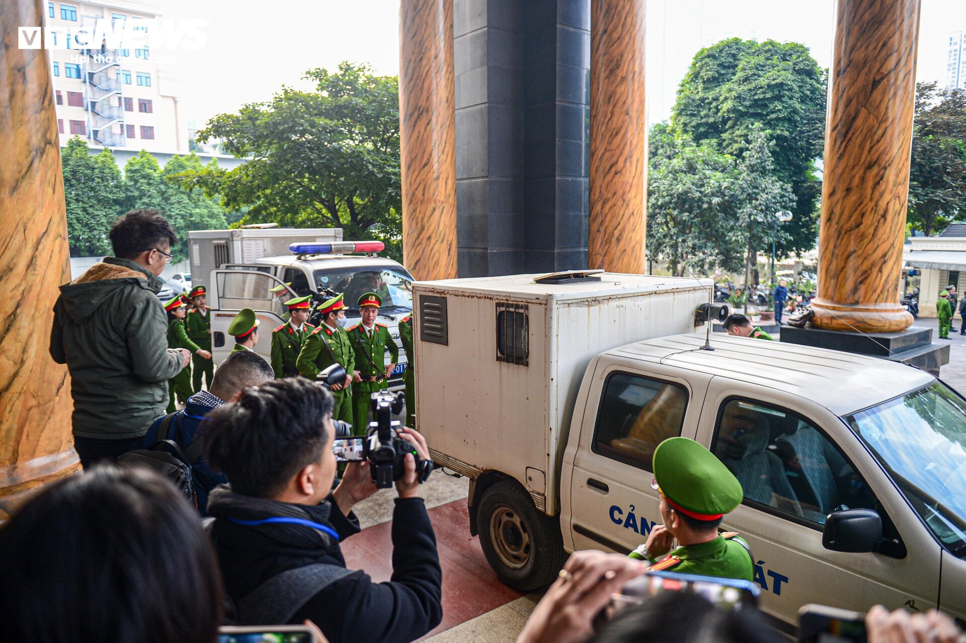 Cảnh sát dẫn giải cựu điều tra viên Hoàng Văn Hưng đến toà phúc thẩm - 1