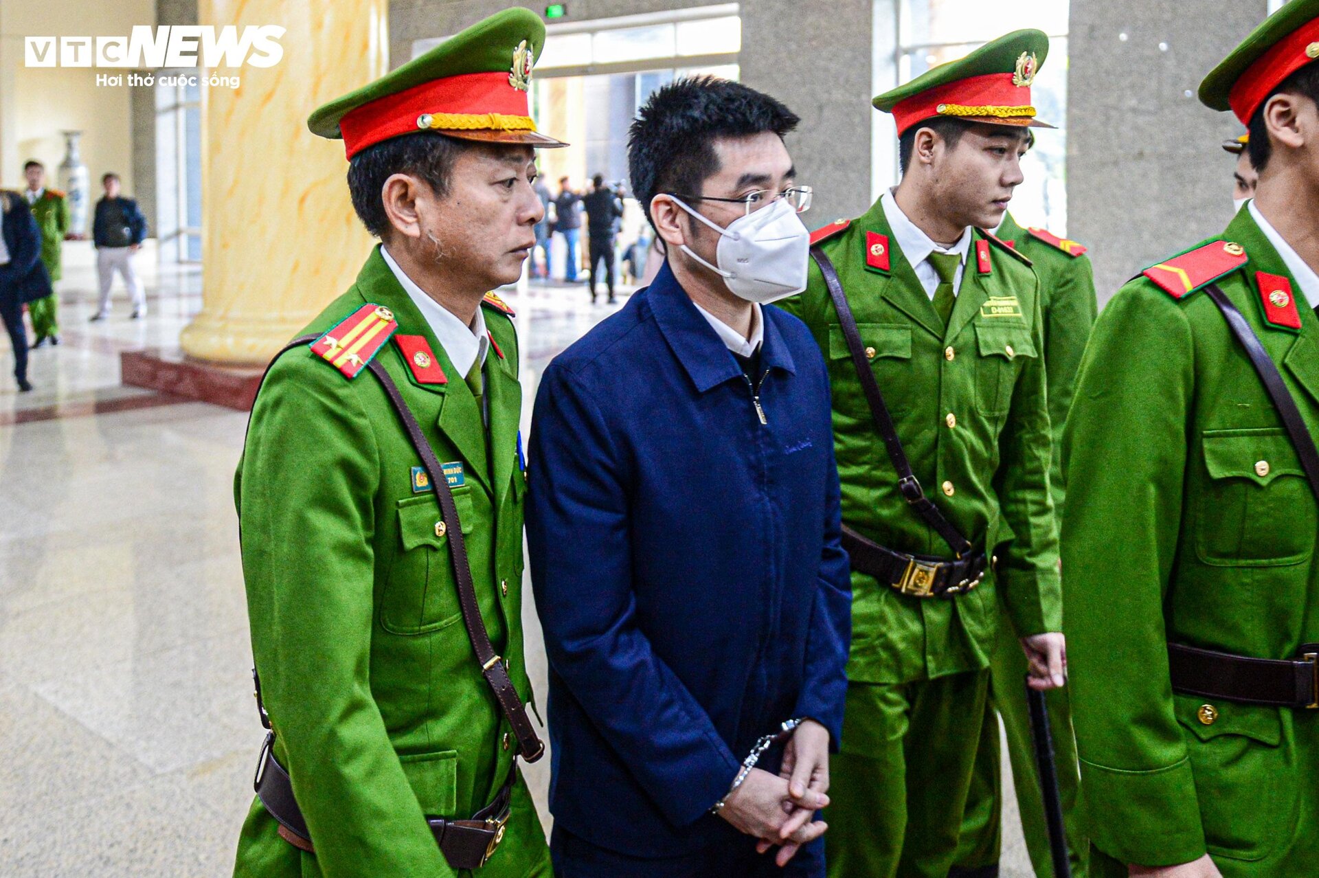Cảnh sát dẫn giải cựu điều tra viên Hoàng Văn Hưng đến toà phúc thẩm - 4