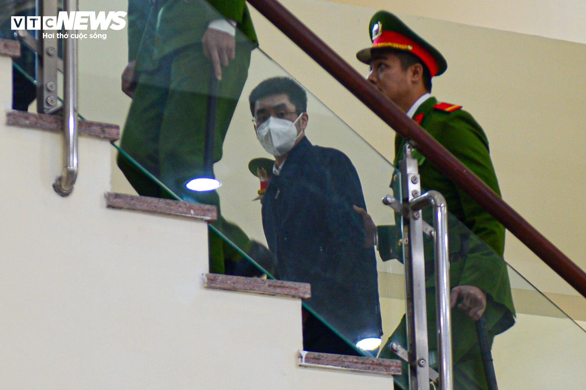 Cảnh sát dẫn giải cựu điều tra viên Hoàng Văn Hưng đến toà phúc thẩm - 6