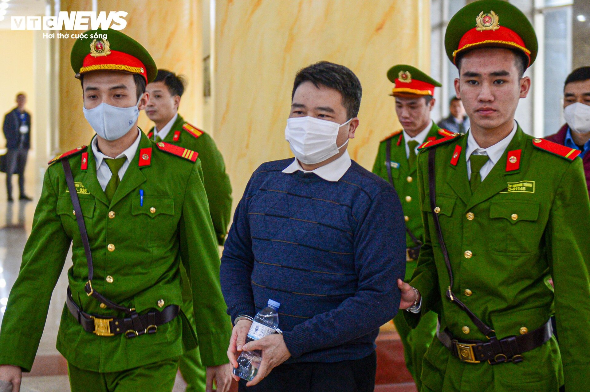 Cảnh sát dẫn giải cựu điều tra viên Hoàng Văn Hưng đến toà phúc thẩm - 9