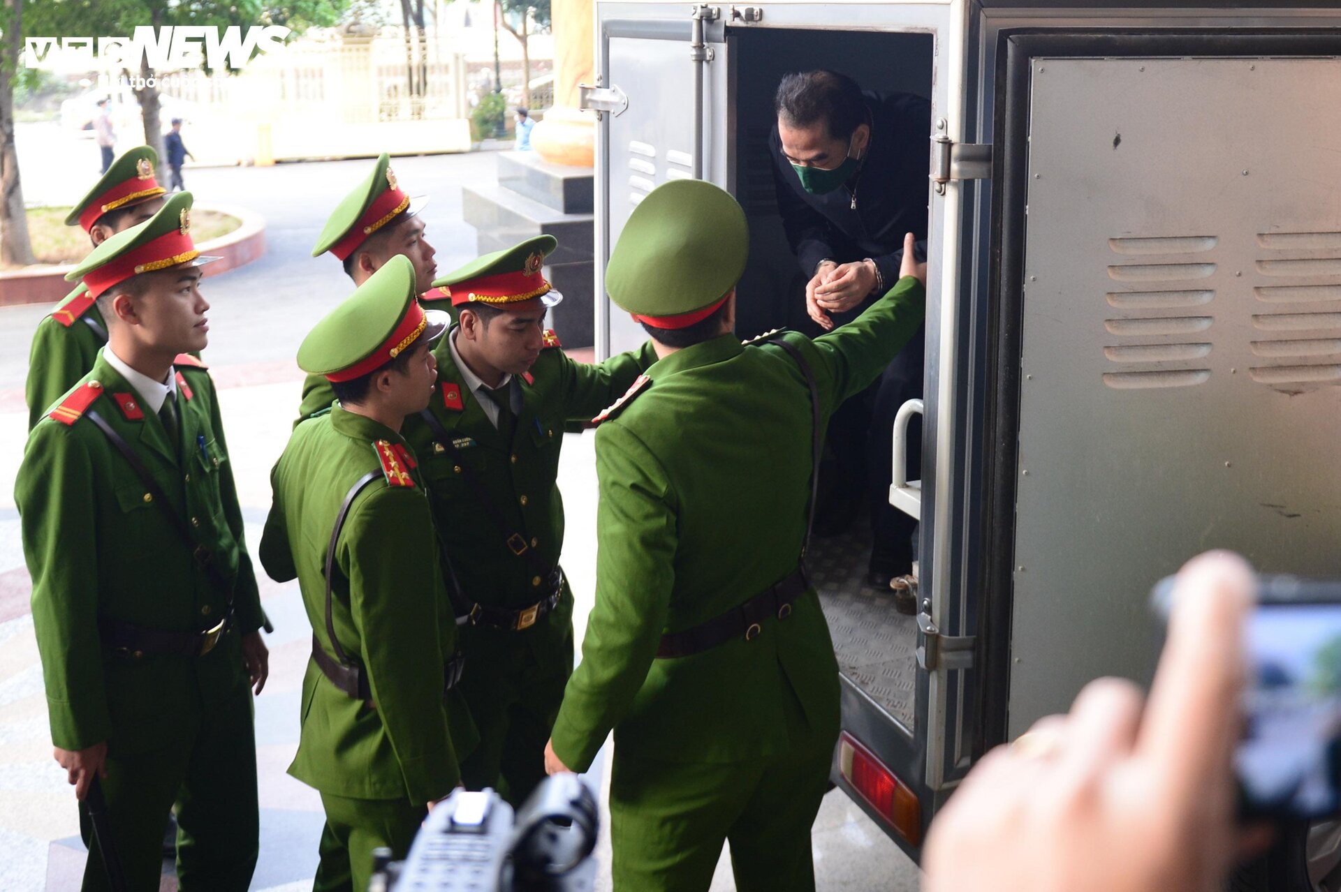 Cảnh sát dẫn giải cựu điều tra viên Hoàng Văn Hưng đến toà phúc thẩm - 2