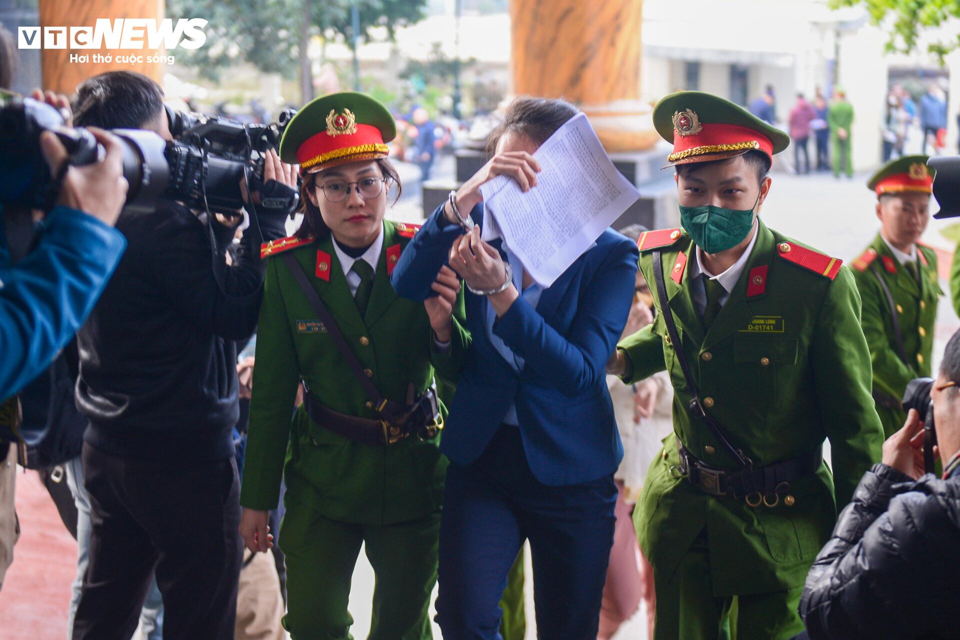 Cảnh sát dẫn giải cựu điều tra viên Hoàng Văn Hưng đến toà phúc thẩm - 10