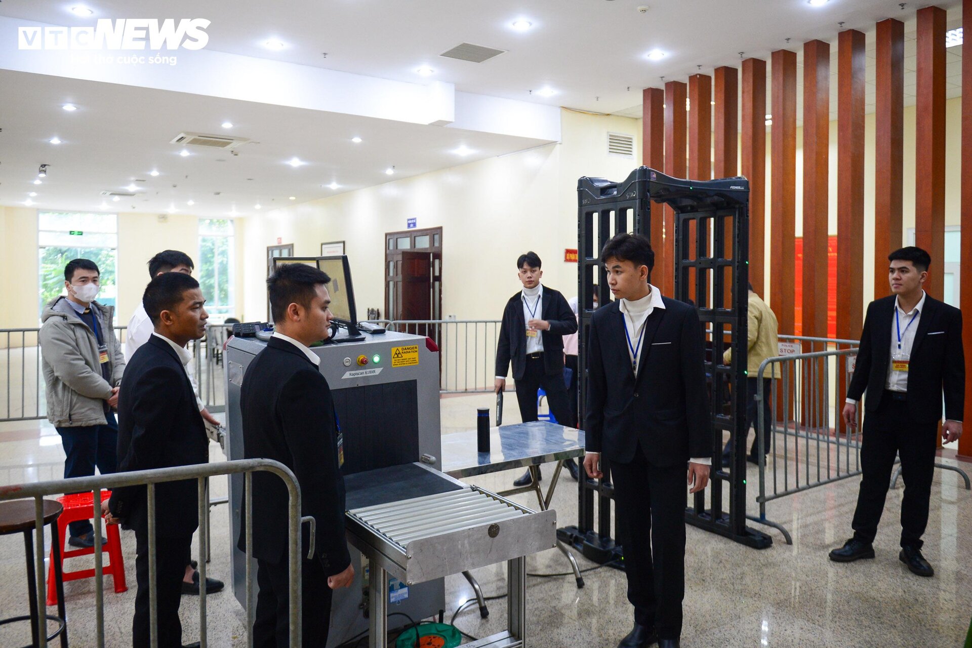 Cảnh sát dẫn giải cựu điều tra viên Hoàng Văn Hưng đến toà phúc thẩm - 11