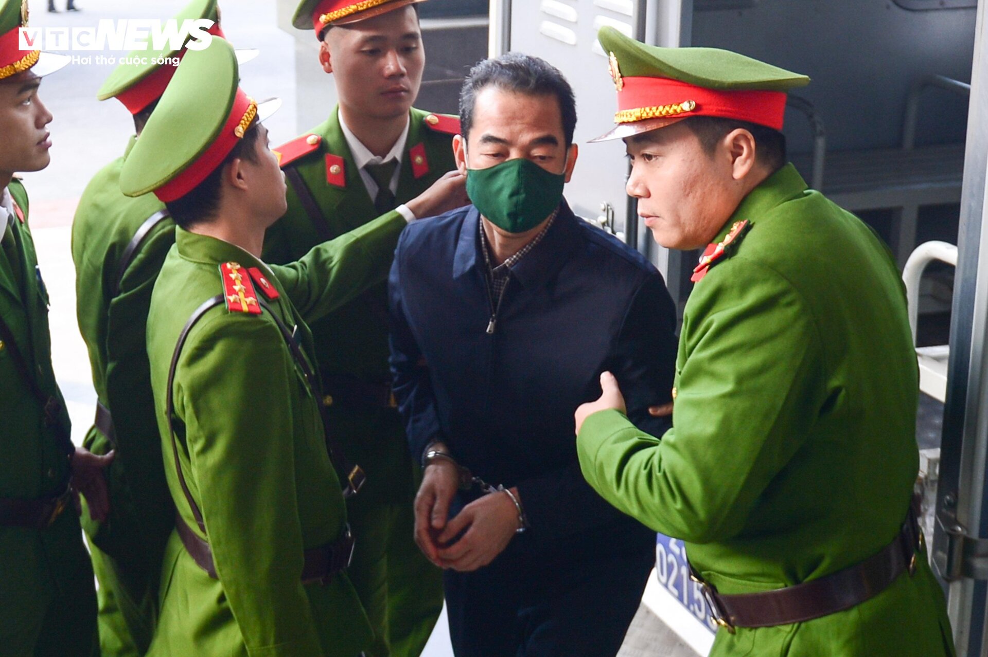 Cảnh sát dẫn giải cựu điều tra viên Hoàng Văn Hưng đến toà phúc thẩm - 8