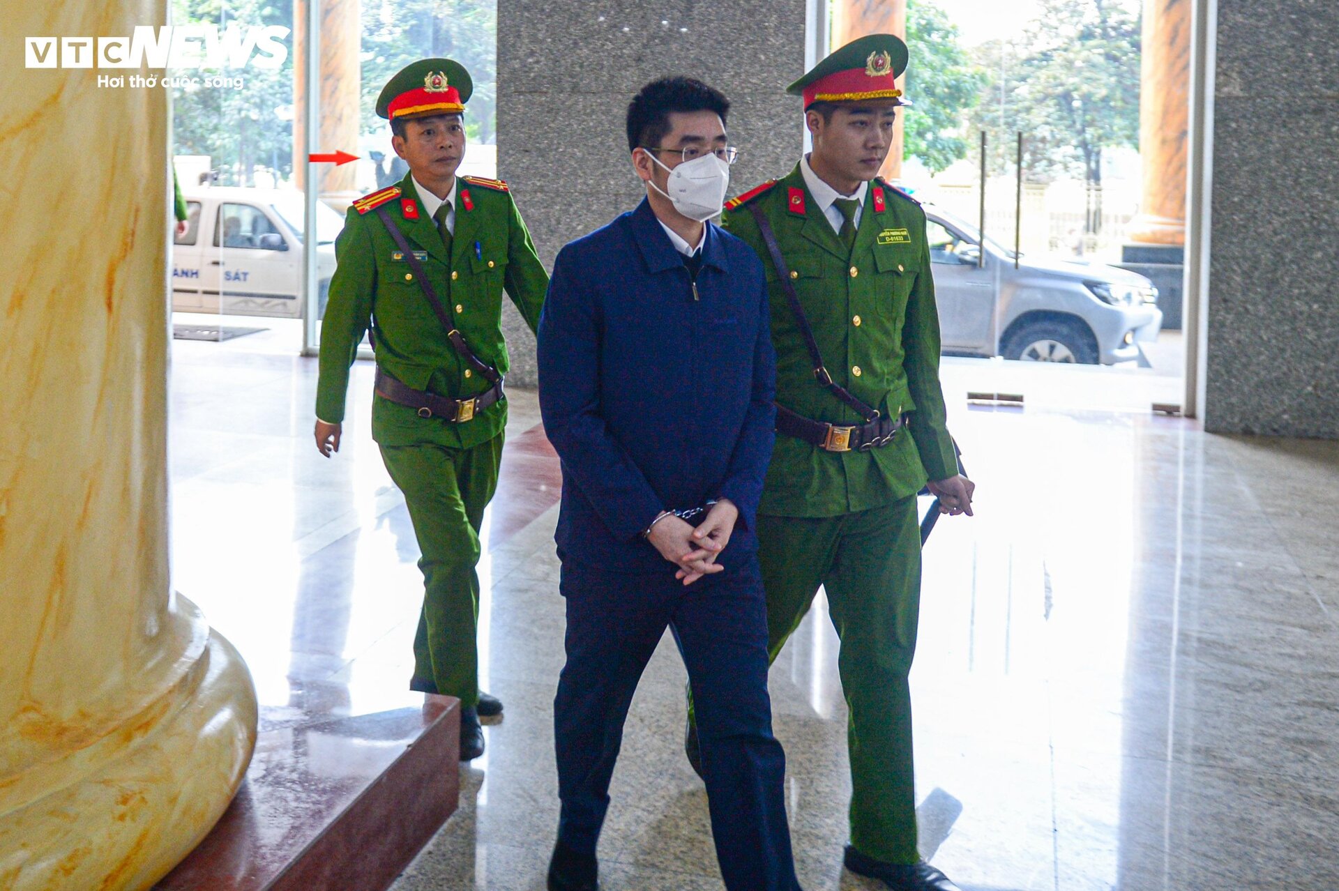 Cảnh sát dẫn giải cựu điều tra viên Hoàng Văn Hưng đến toà phúc thẩm - 3