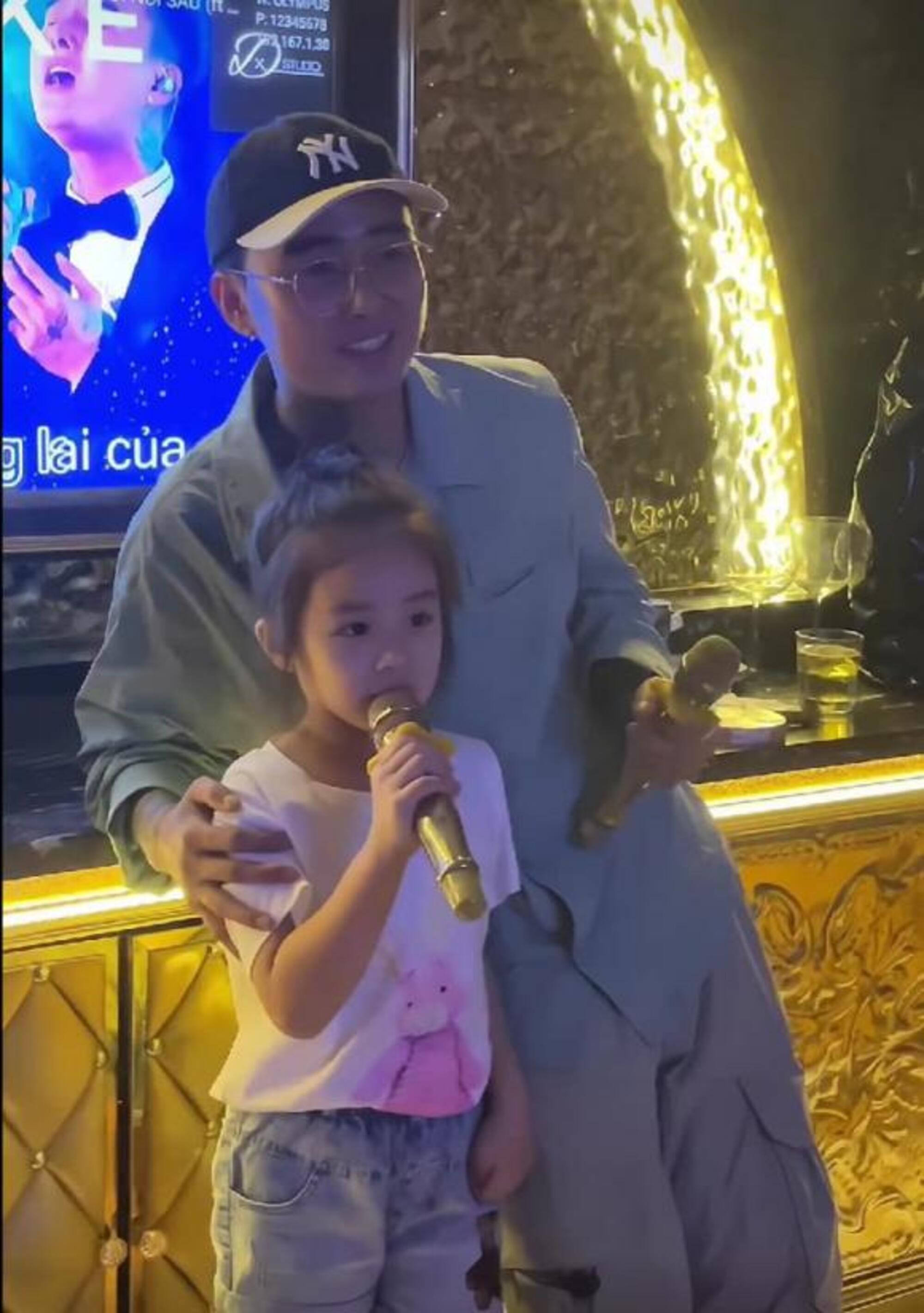 Sao Việt 27/12: Mẹ Bằng Kiều về nước thăm cháu, Doãn Hải My nghi vấn mang thai - 11