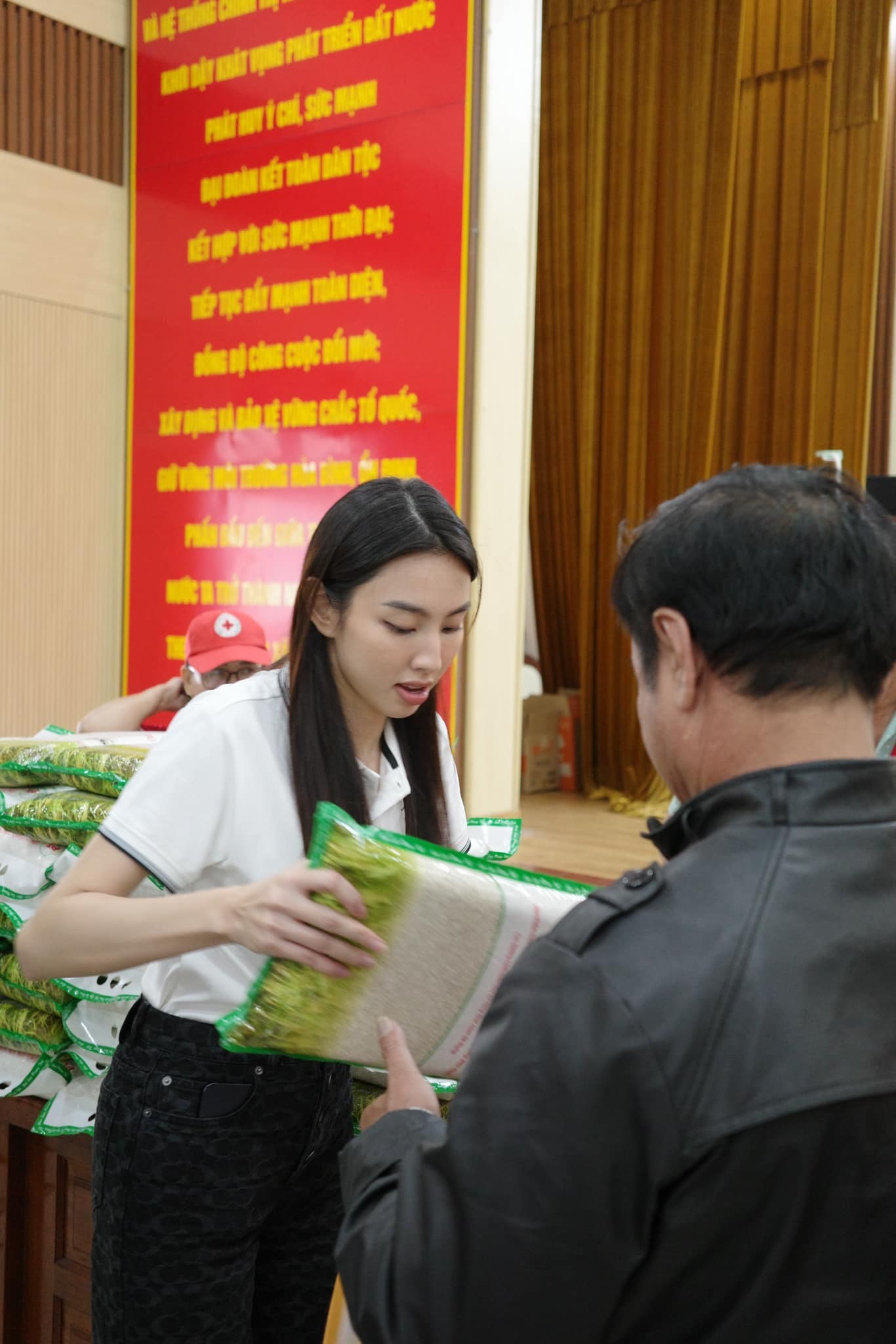 Sao Việt 27/12: Mẹ Bằng Kiều về nước thăm cháu, Doãn Hải My nghi vấn mang thai - 12