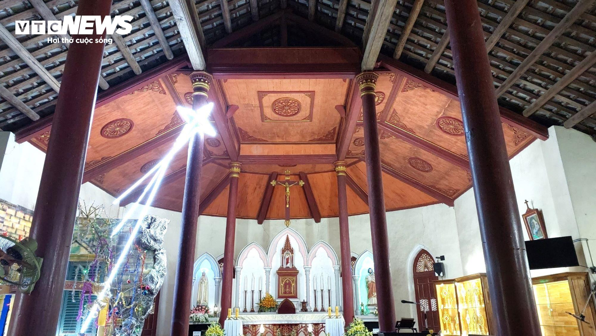 Độc đáo nhà thờ cổ 120 tuổi xây bằng đá, nhựa cây ở Đà Nẵng - 7