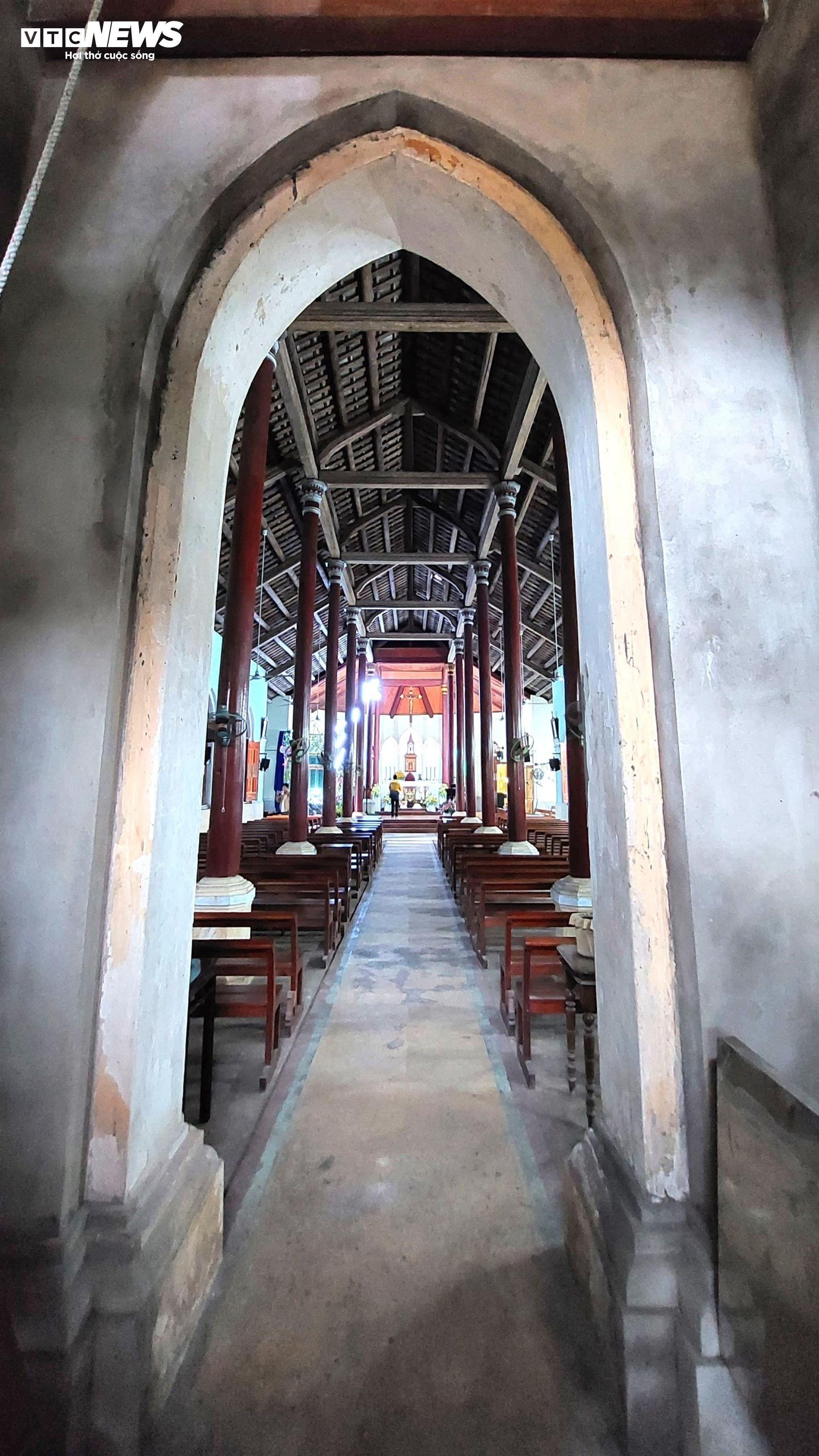Độc đáo nhà thờ cổ 120 tuổi xây bằng đá, nhựa cây ở Đà Nẵng - 9