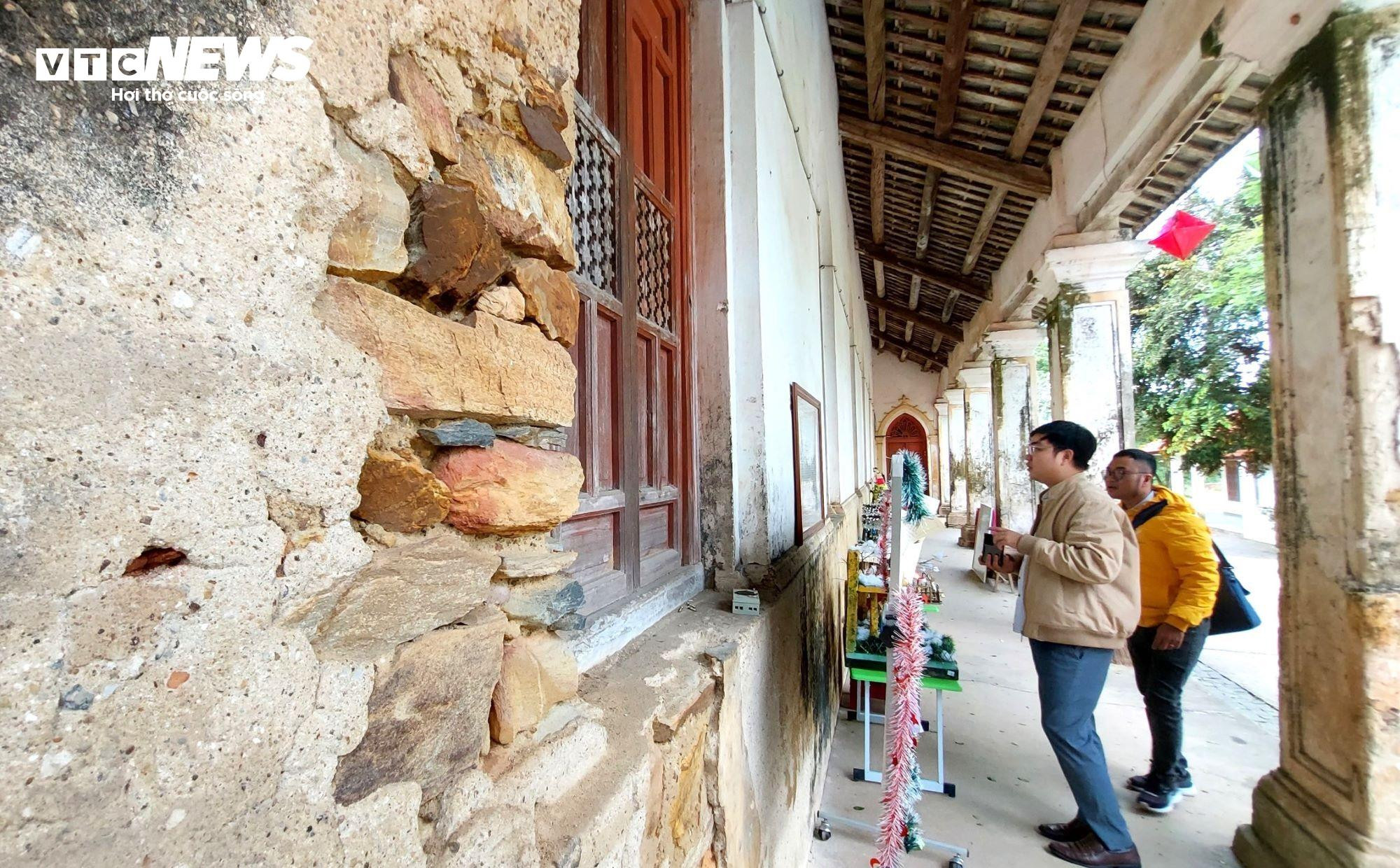 Độc đáo nhà thờ cổ 120 tuổi xây bằng đá, nhựa cây ở Đà Nẵng - 13