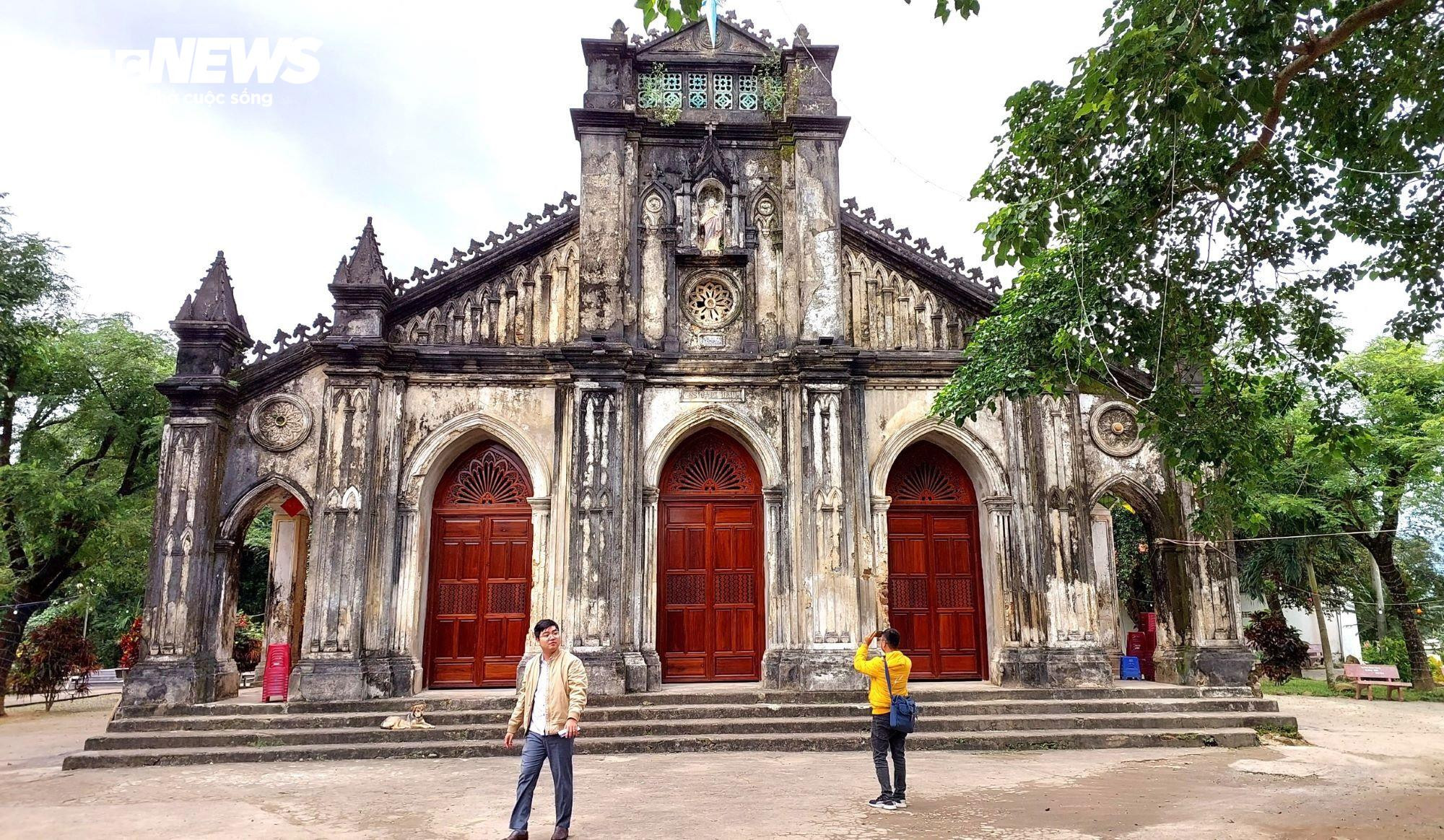 Độc đáo nhà thờ cổ 120 tuổi xây bằng đá, nhựa cây ở Đà Nẵng - 16