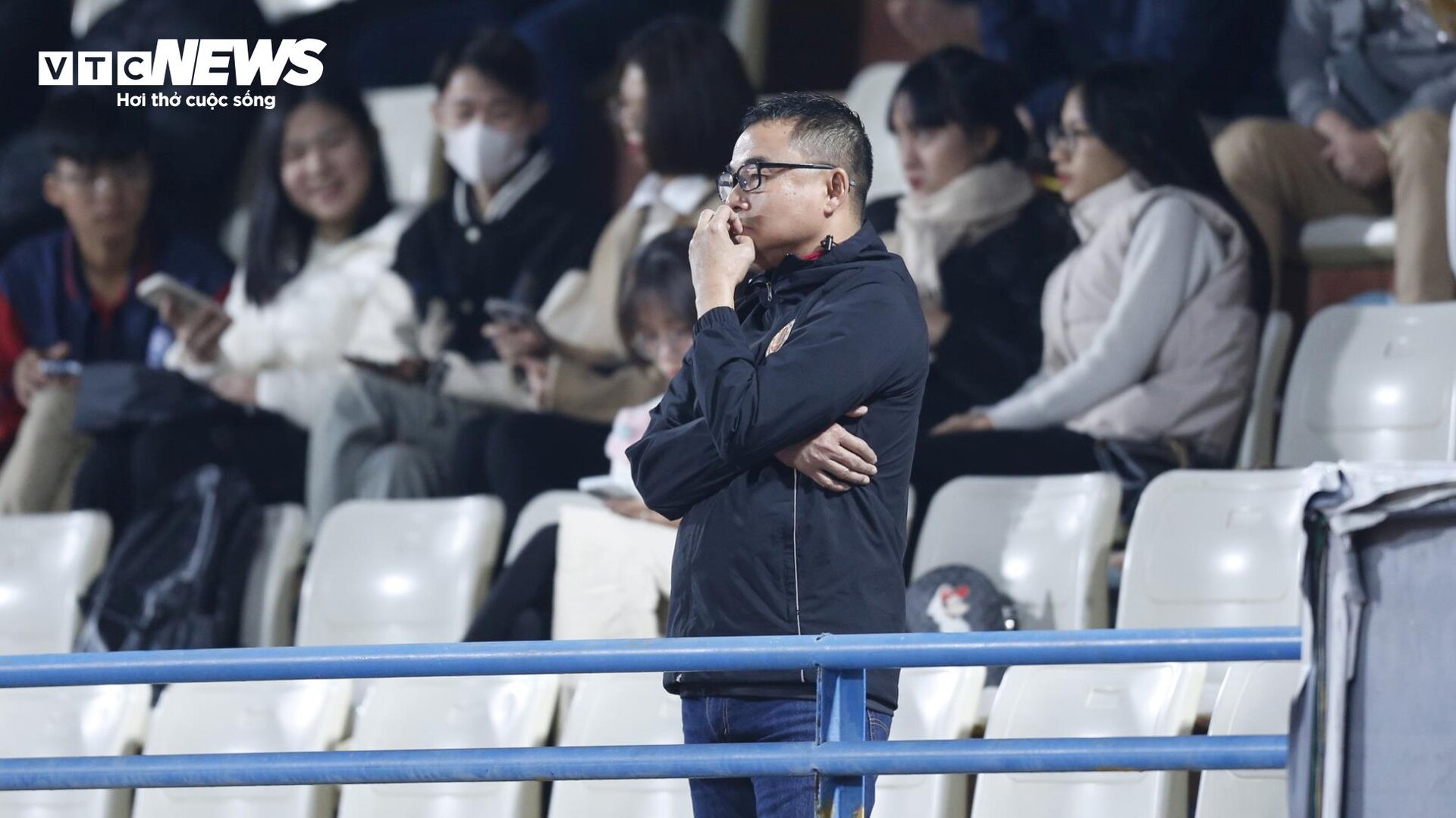 Ông Park Hang Seo ngồi cùng dàn trợ lý HLV Troussier, bỏ lỡ siêu phẩm Quang Hải - 13