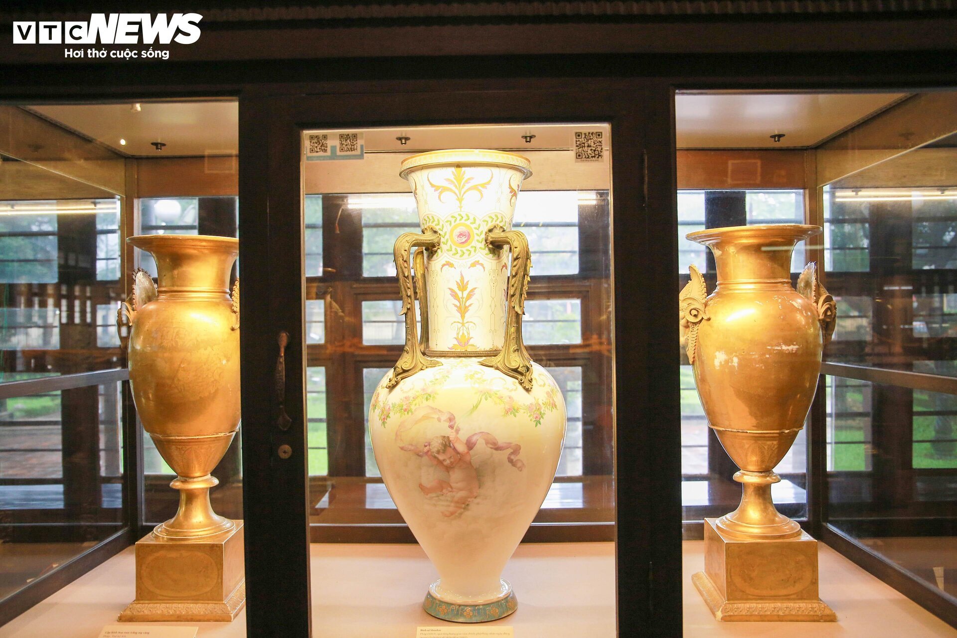 Cận cảnh những báu vật trong bảo tàng cung đình trăm tuổi ở cố đô Huế - 9