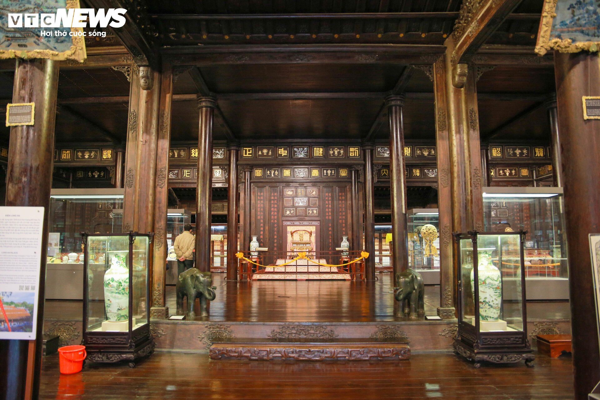 Cận cảnh những báu vật trong bảo tàng cung đình trăm tuổi ở cố đô Huế - 14