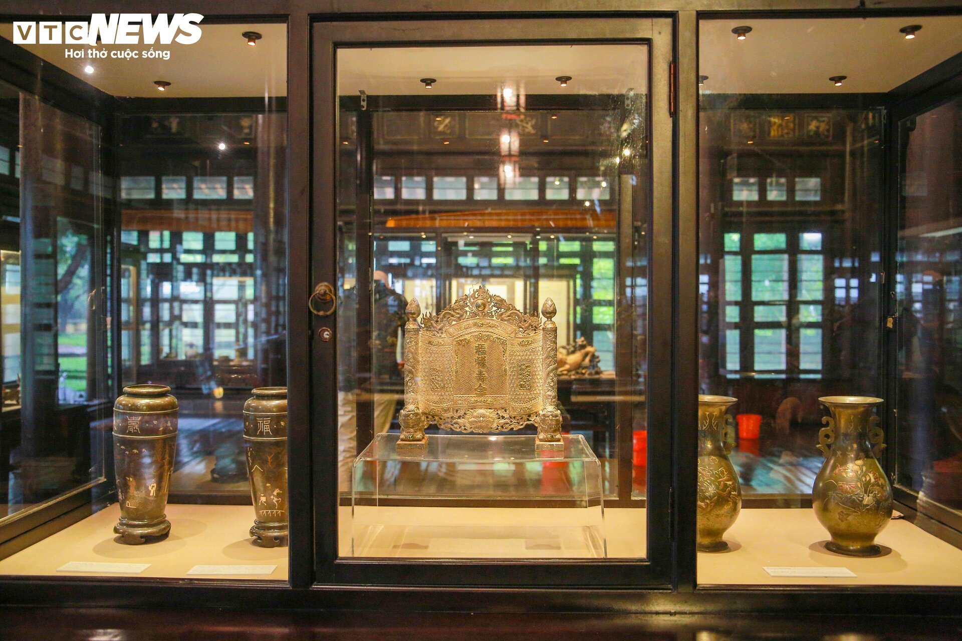 Cận cảnh những báu vật trong bảo tàng cung đình trăm tuổi ở cố đô Huế - 6